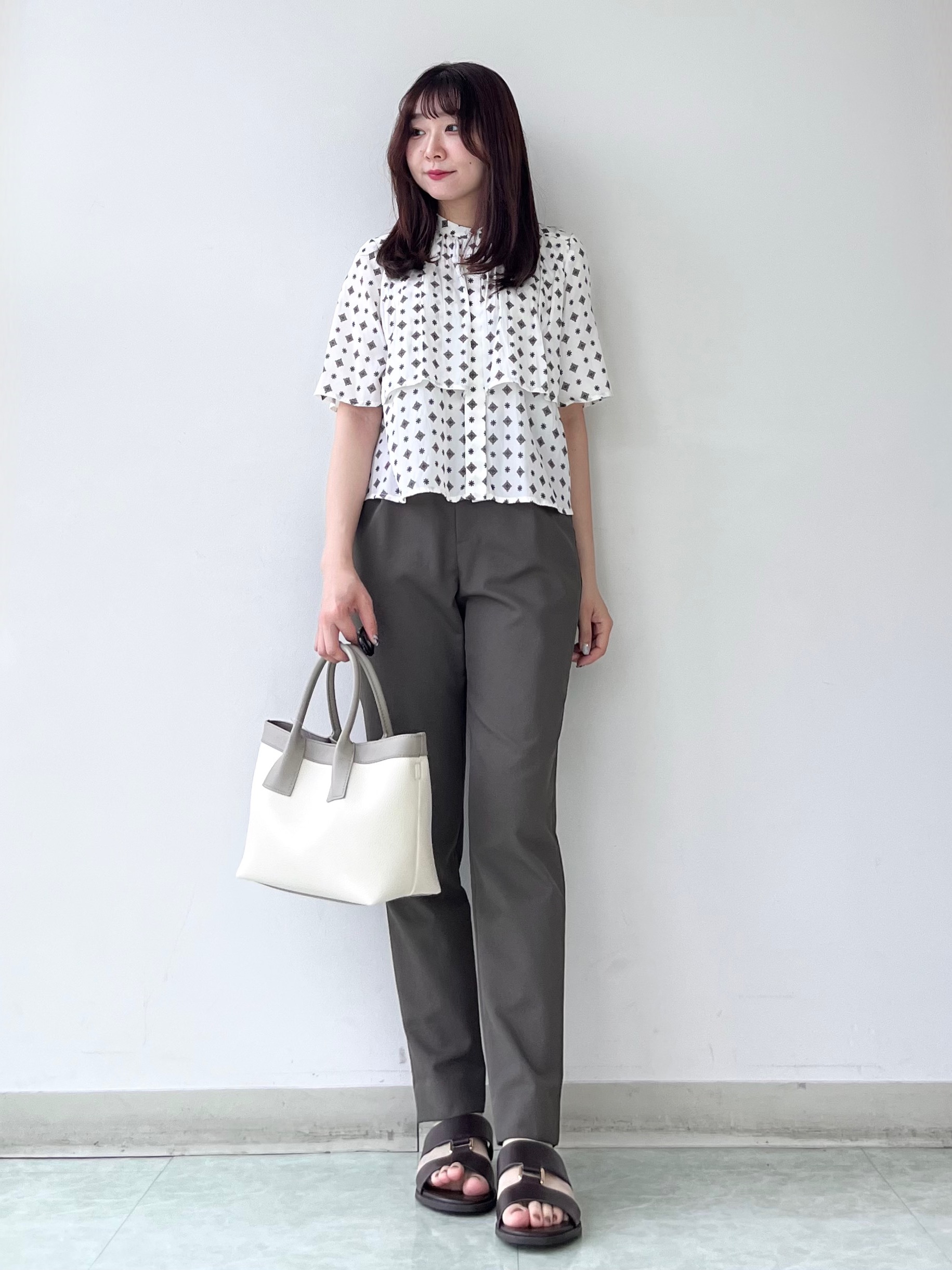 KAHOさんの「UNTITLED｜【洗える/きれいめ柄】コモンプリントブラウス」を使ったコーディネート
