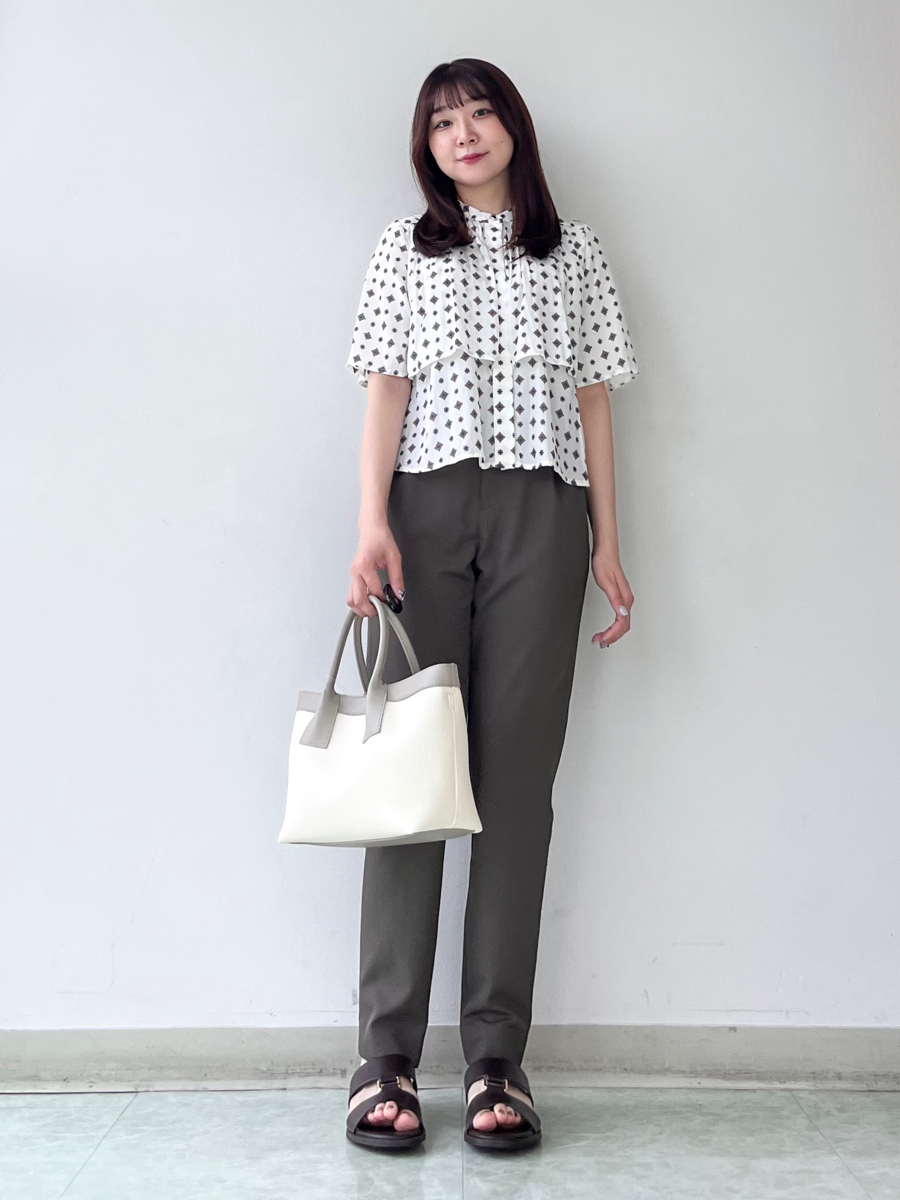 KAHOさんの「UNTITLED｜【洗える/きれいめ柄】コモンプリントブラウス」を使ったコーディネート