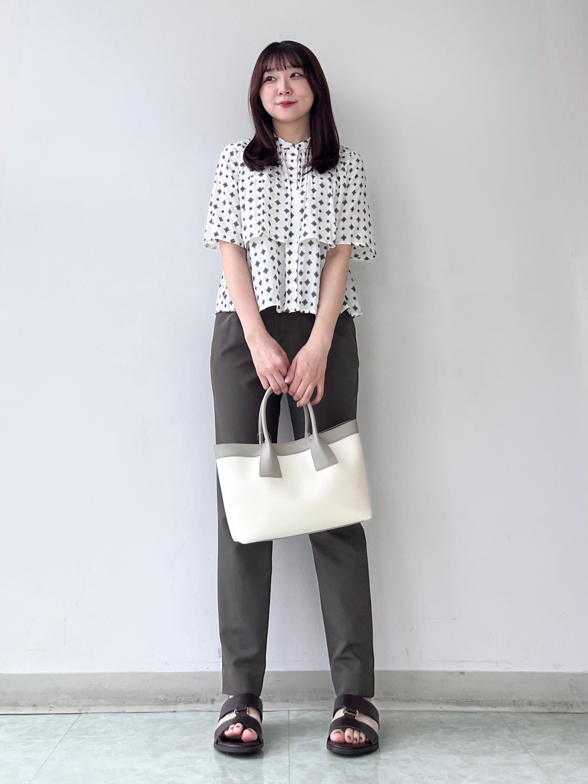 KAHOさんの「UNTITLED｜【洗える/きれいめ柄】コモンプリントブラウス」を使ったコーディネート
