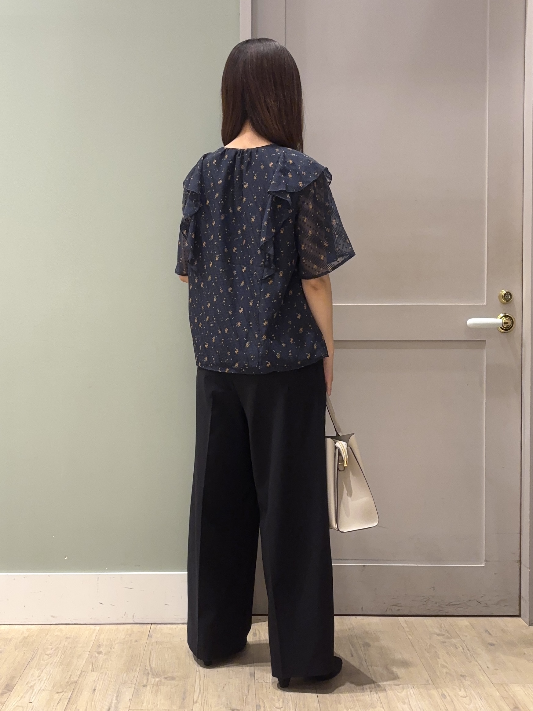 しばみさんの「grove｜【二の腕カバー・お仕事◎】フラワープリントブラウス」を使ったコーディネート