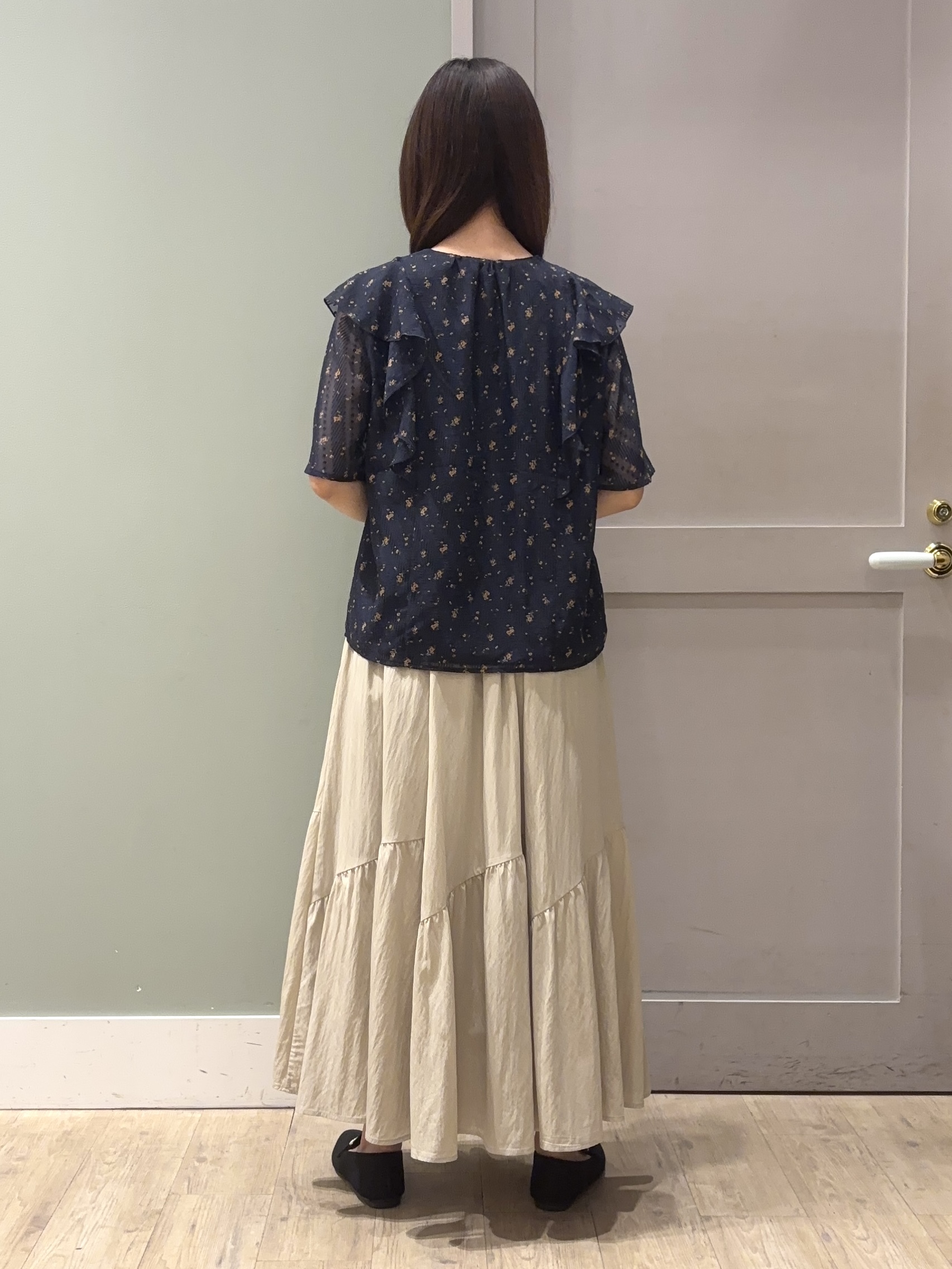 しばみさんの「grove｜【二の腕カバー・お仕事◎】フラワープリントブラウス」を使ったコーディネート