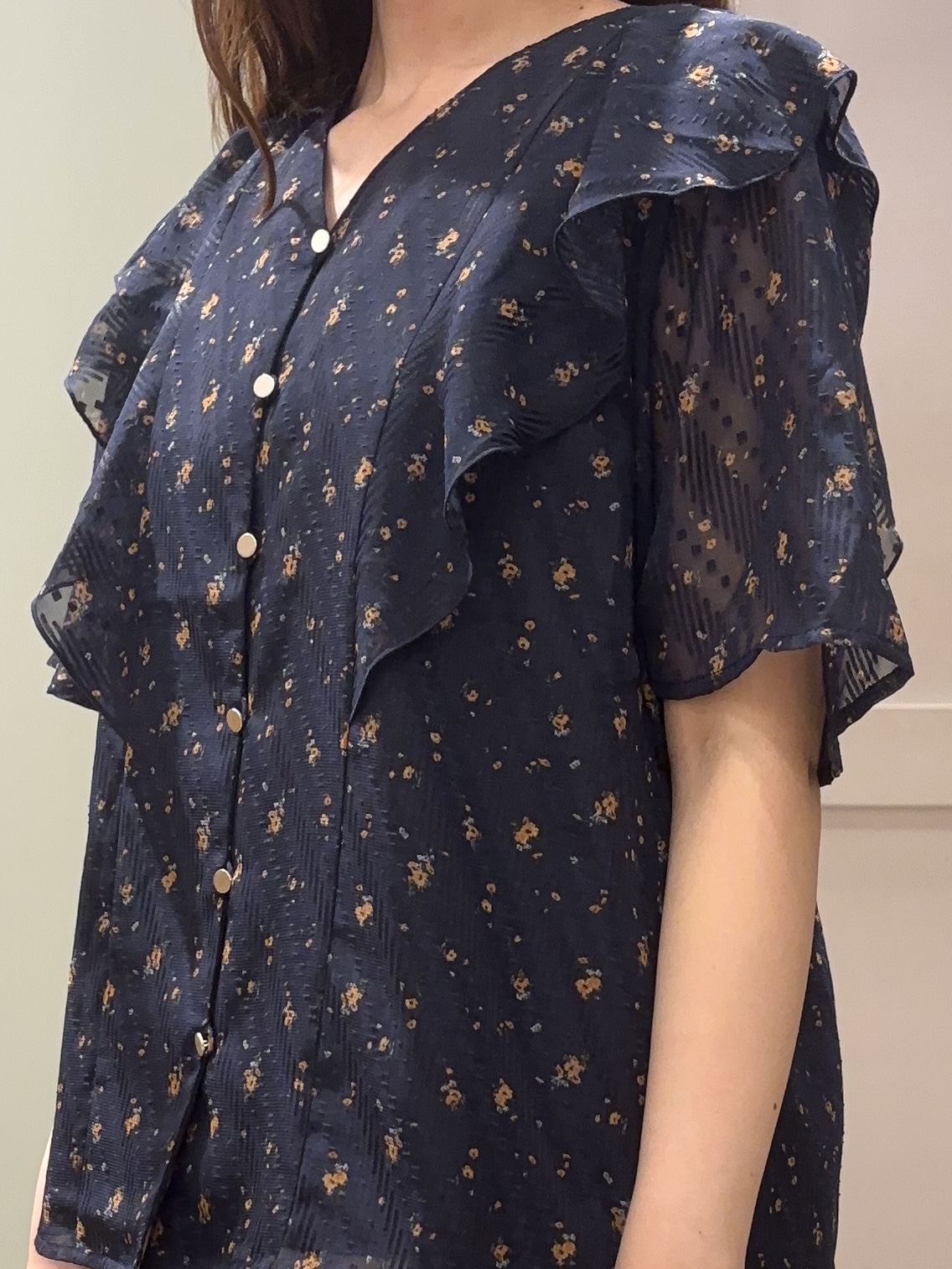 しばみさんの「grove｜【二の腕カバー・お仕事◎】フラワープリントブラウス」を使ったコーディネート