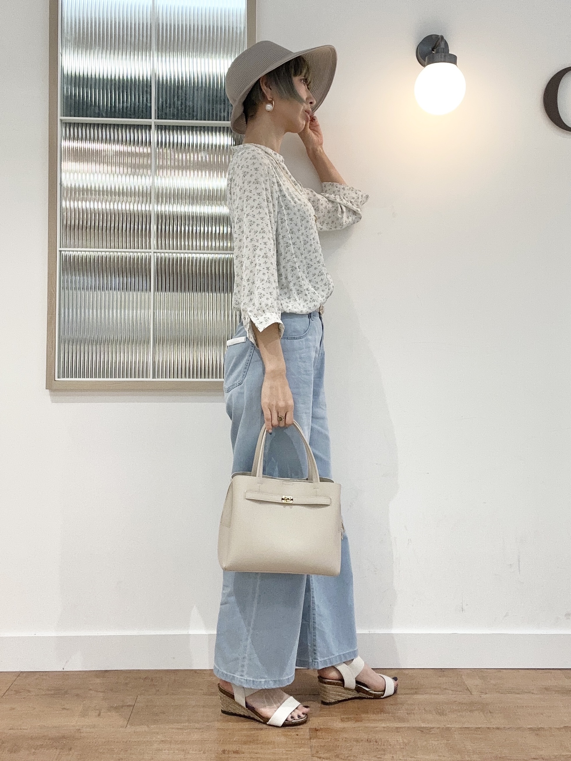 えまんさんの「SHOO･LA･RUE｜【S-LL/7分袖】首元をすっきり魅せる　大人の上品サテンブラウス」を使ったコーディネート