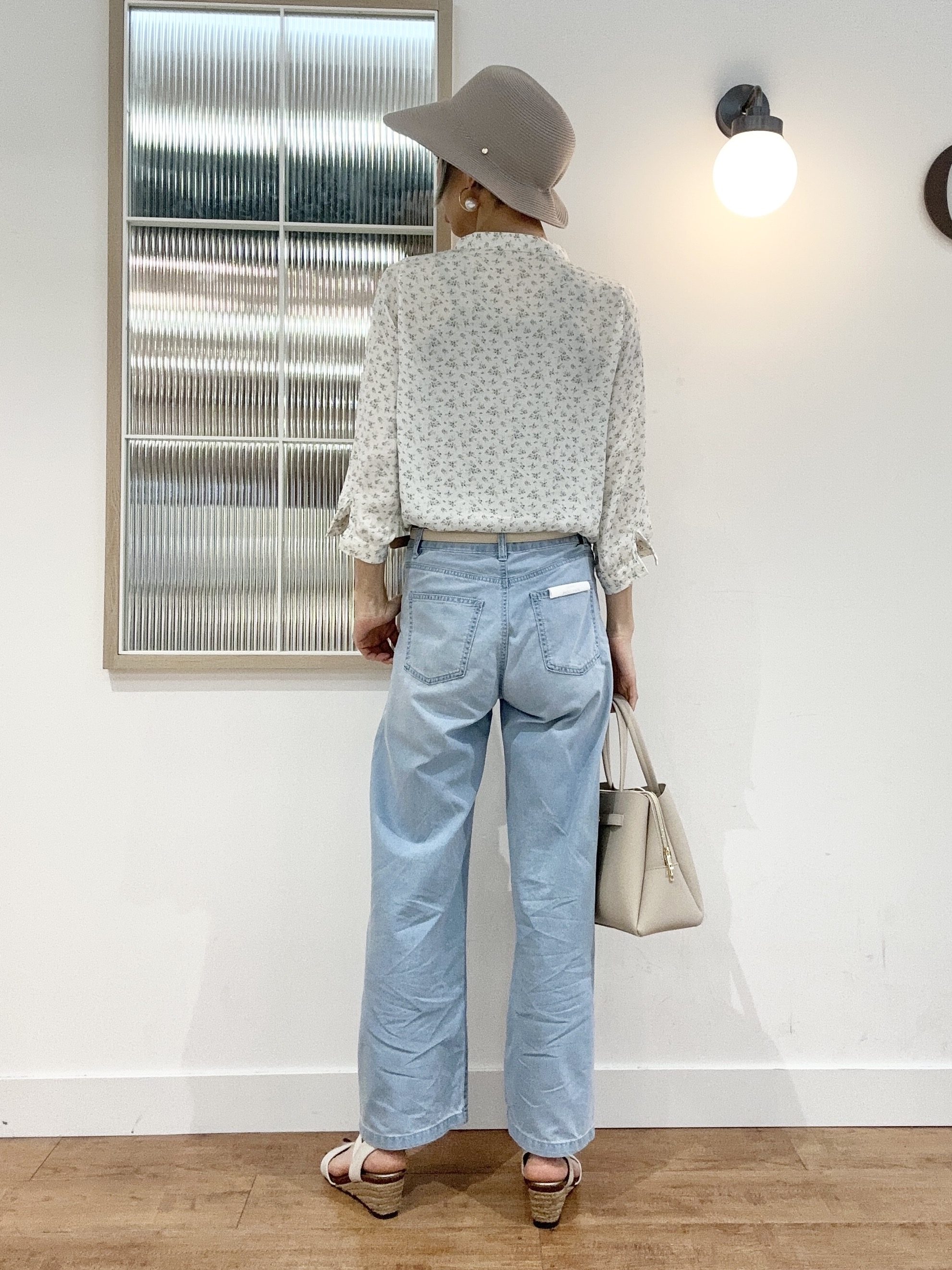 えまんさんの「SHOO･LA･RUE｜【S-LL/7分袖】首元をすっきり魅せる　大人の上品サテンブラウス」を使ったコーディネート
