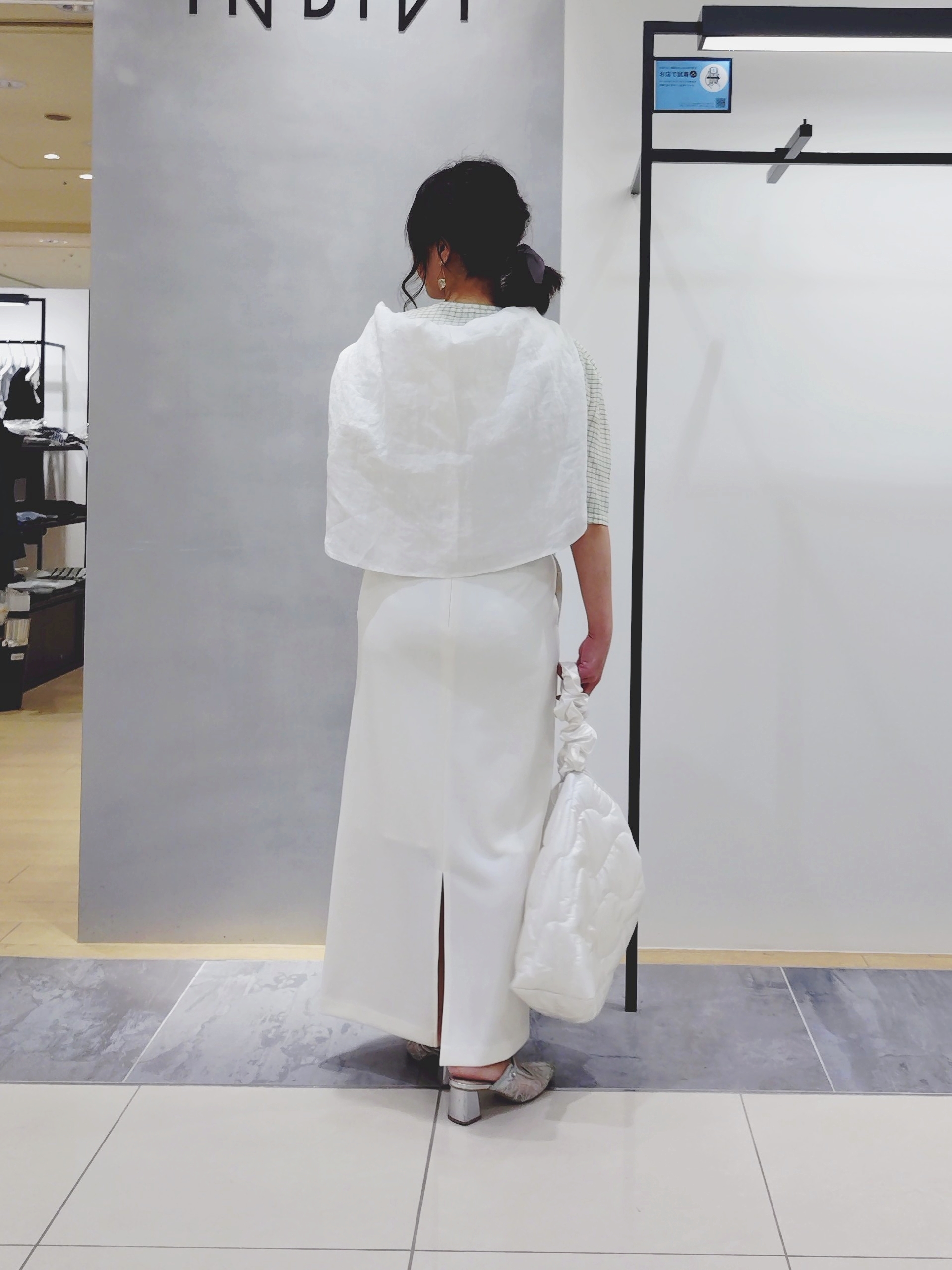 TOMOMIさんの「INDIVI｜【UVケア／吸汗速乾】チェック柄タックボリュームスリーブトップス」を使ったコーディネート