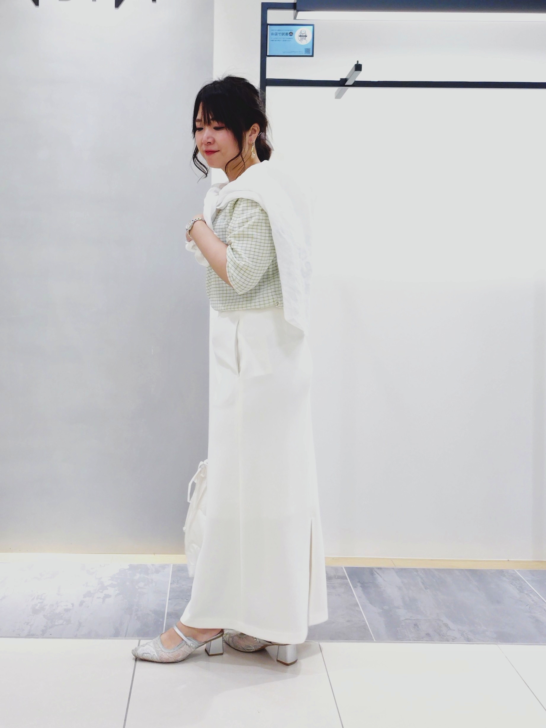 TOMOMIさんの「INDIVI｜【UVケア／吸汗速乾】チェック柄タックボリュームスリーブトップス」を使ったコーディネート