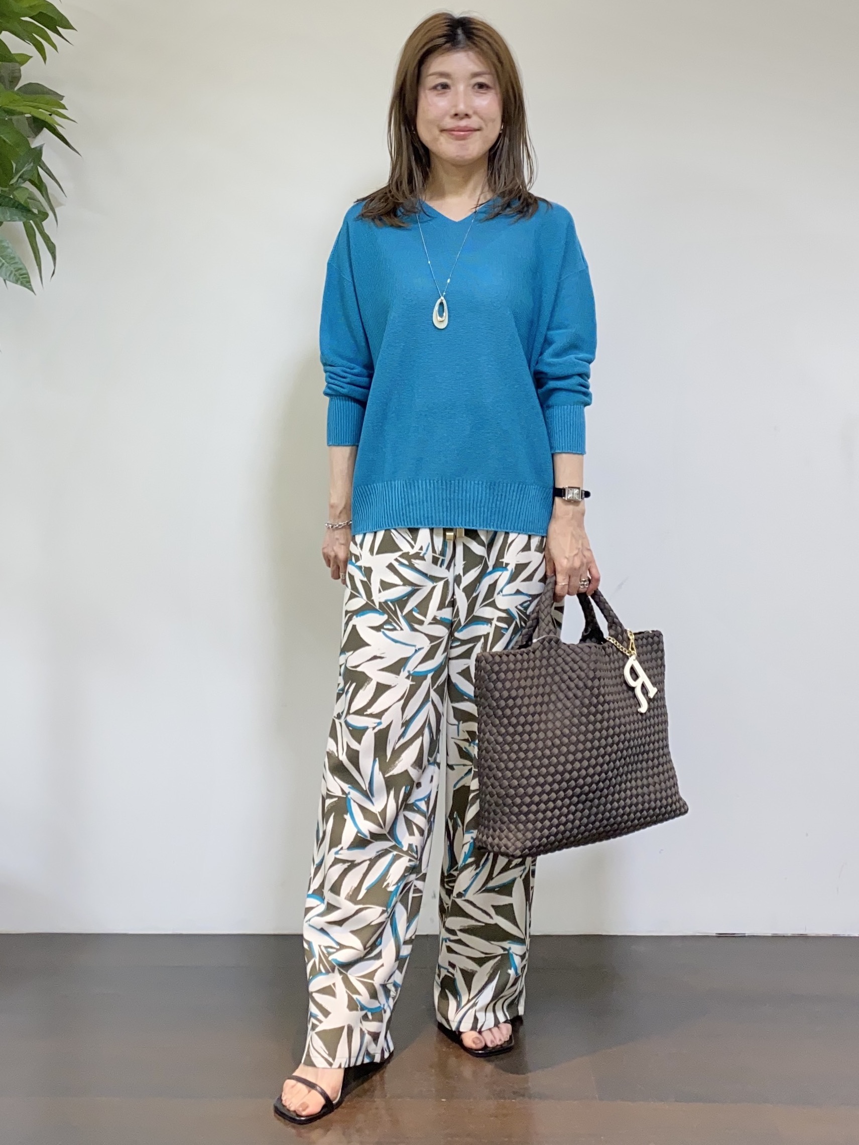 tomoさんの「UNTITLED｜【7色展開/洗える/程よい透け感】ドライタッチVネックニット」を使ったコーディネート