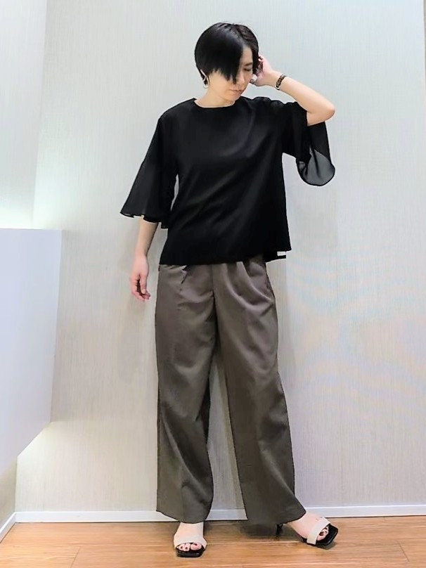 ミズタさんの「UNTITLED｜◆【楽な穿き心地/UV/接触冷感】クリーンワイドパンツ」を使ったコーディネート