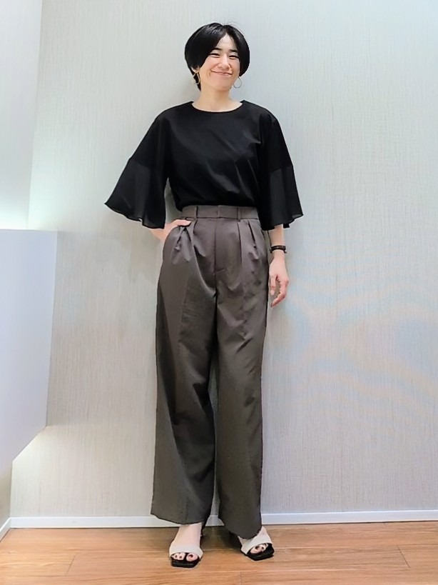 ミズタさんの「UNTITLED｜◆【楽な穿き心地/UV/接触冷感】クリーンワイドパンツ」を使ったコーディネート