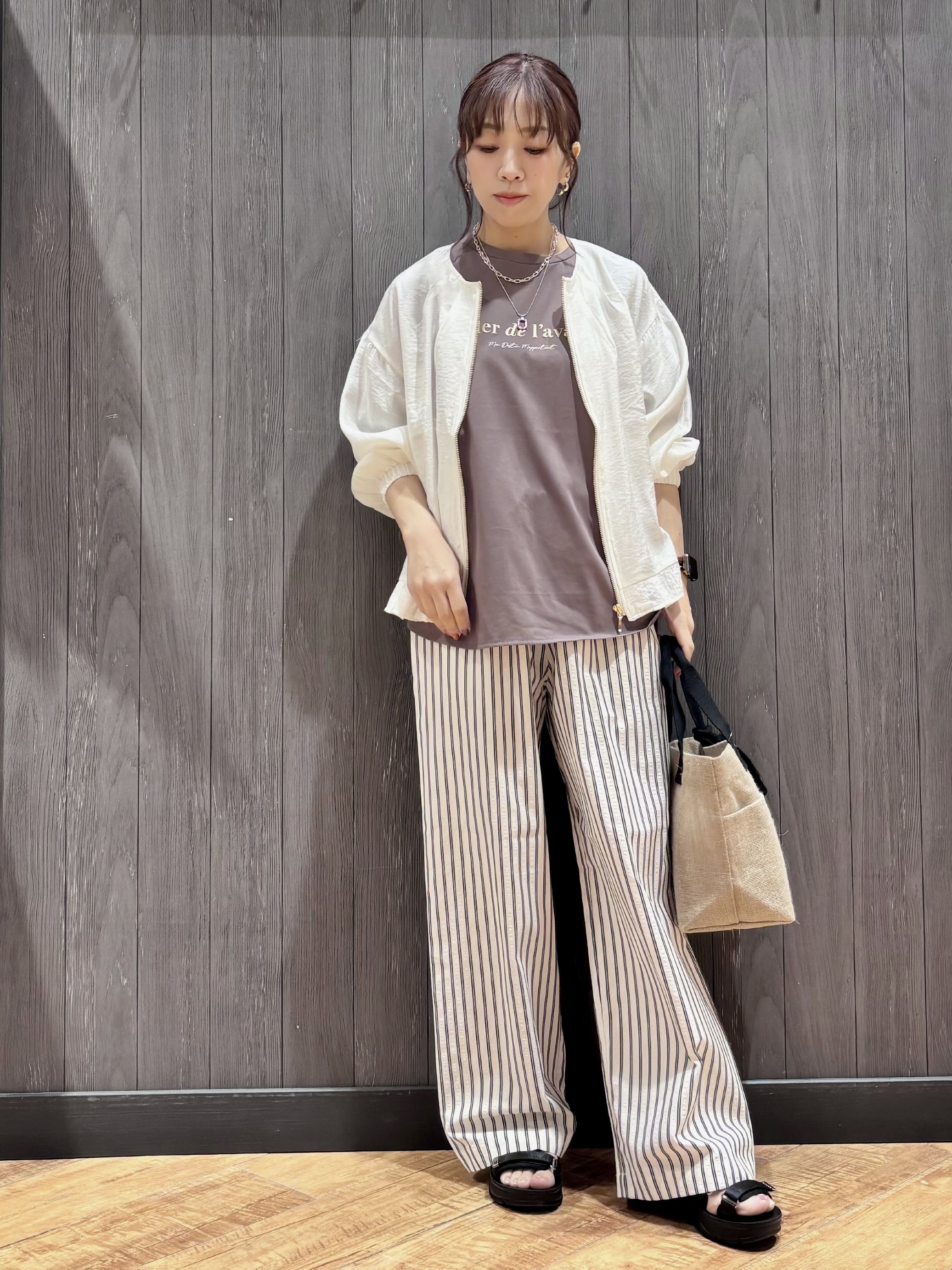 meiさんの「SHOO･LA･RUE｜【ひんやり/UV/S-LL】お袖ふんわり二の腕カバー ぷっくりラメプリントTシャツ」を使ったコーディネート