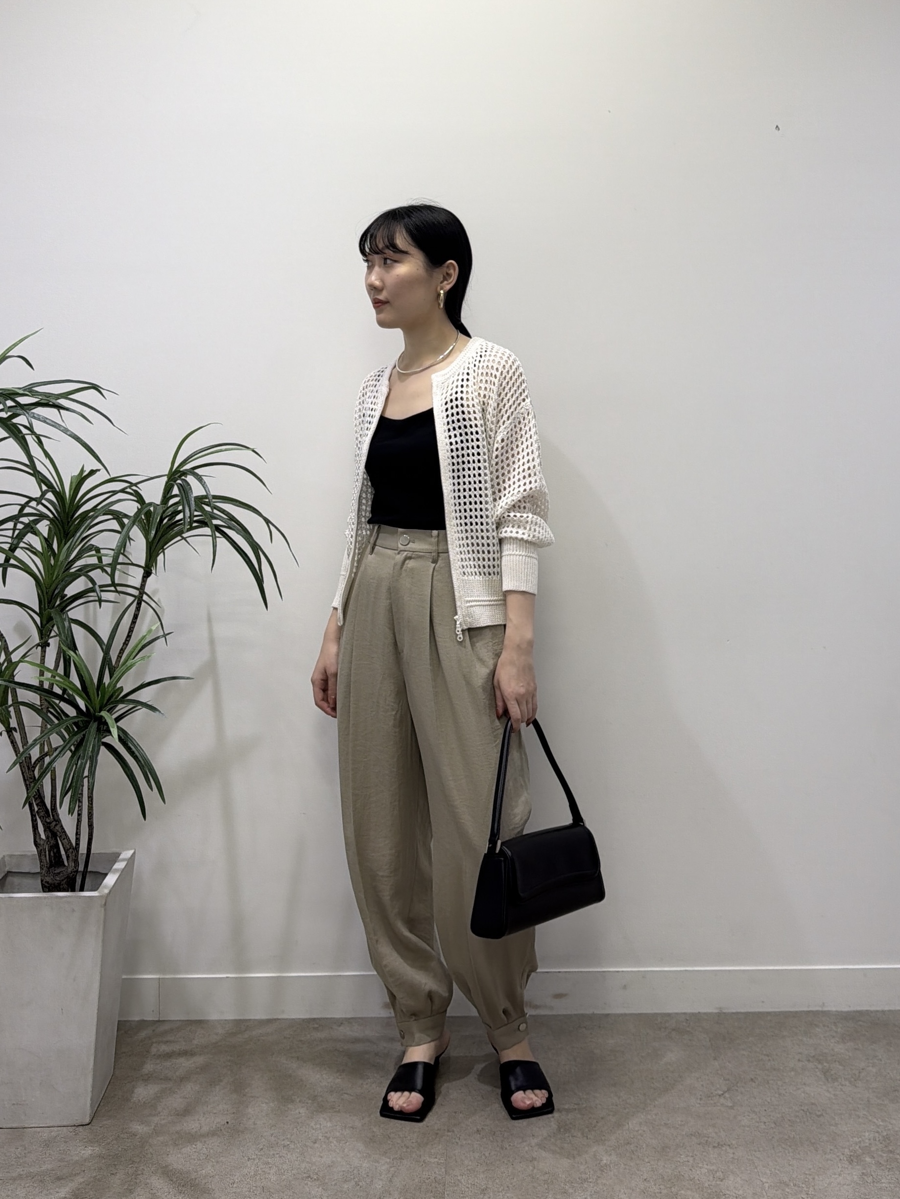 rinaさんの「INDIVI｜クルーネックメッシュカーディガン」を使ったコーディネート