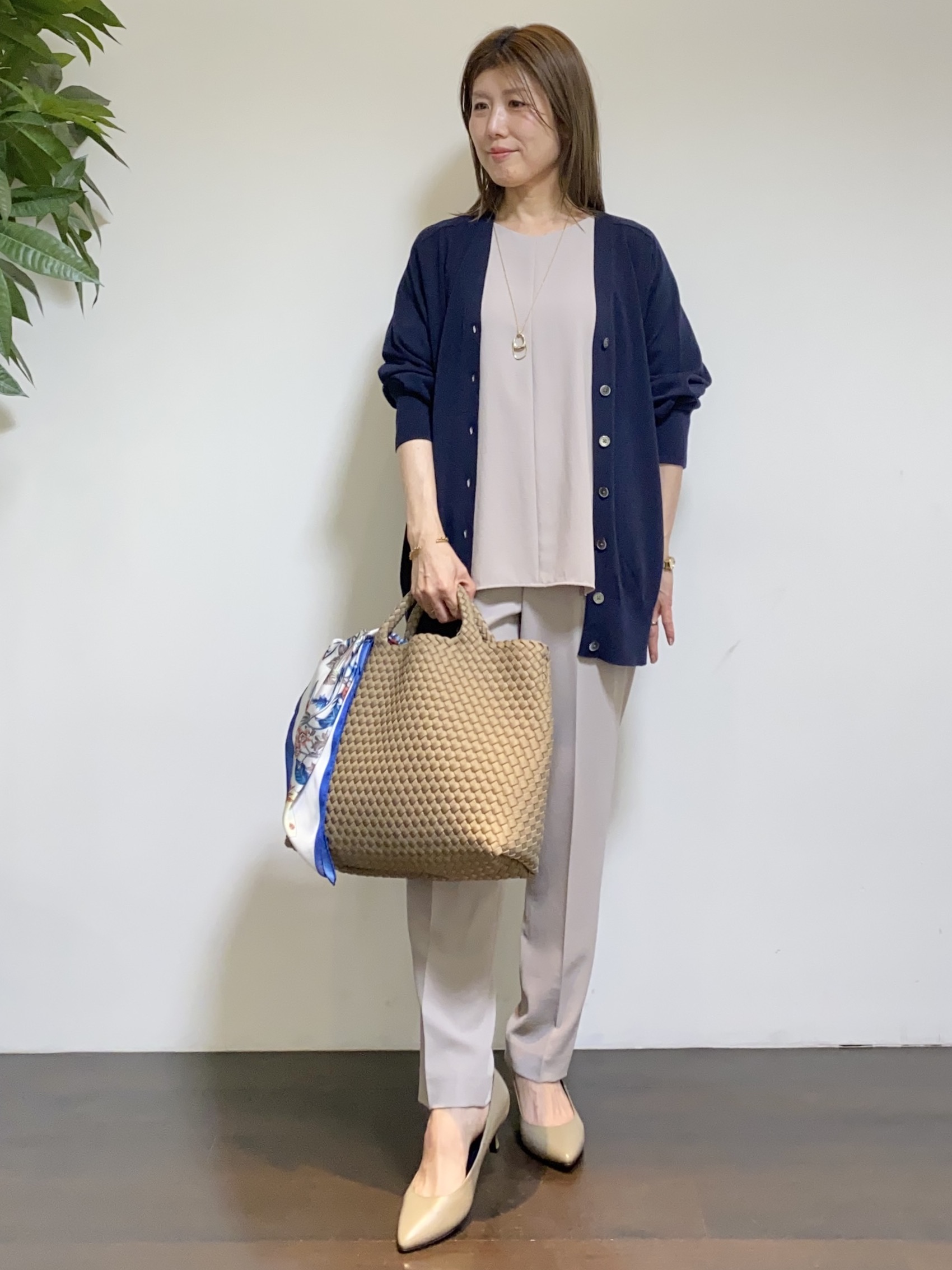 tomoさんの「UNTITLED｜【セットアップ可/洗える】シアーVネックカーディガン」を使ったコーディネート