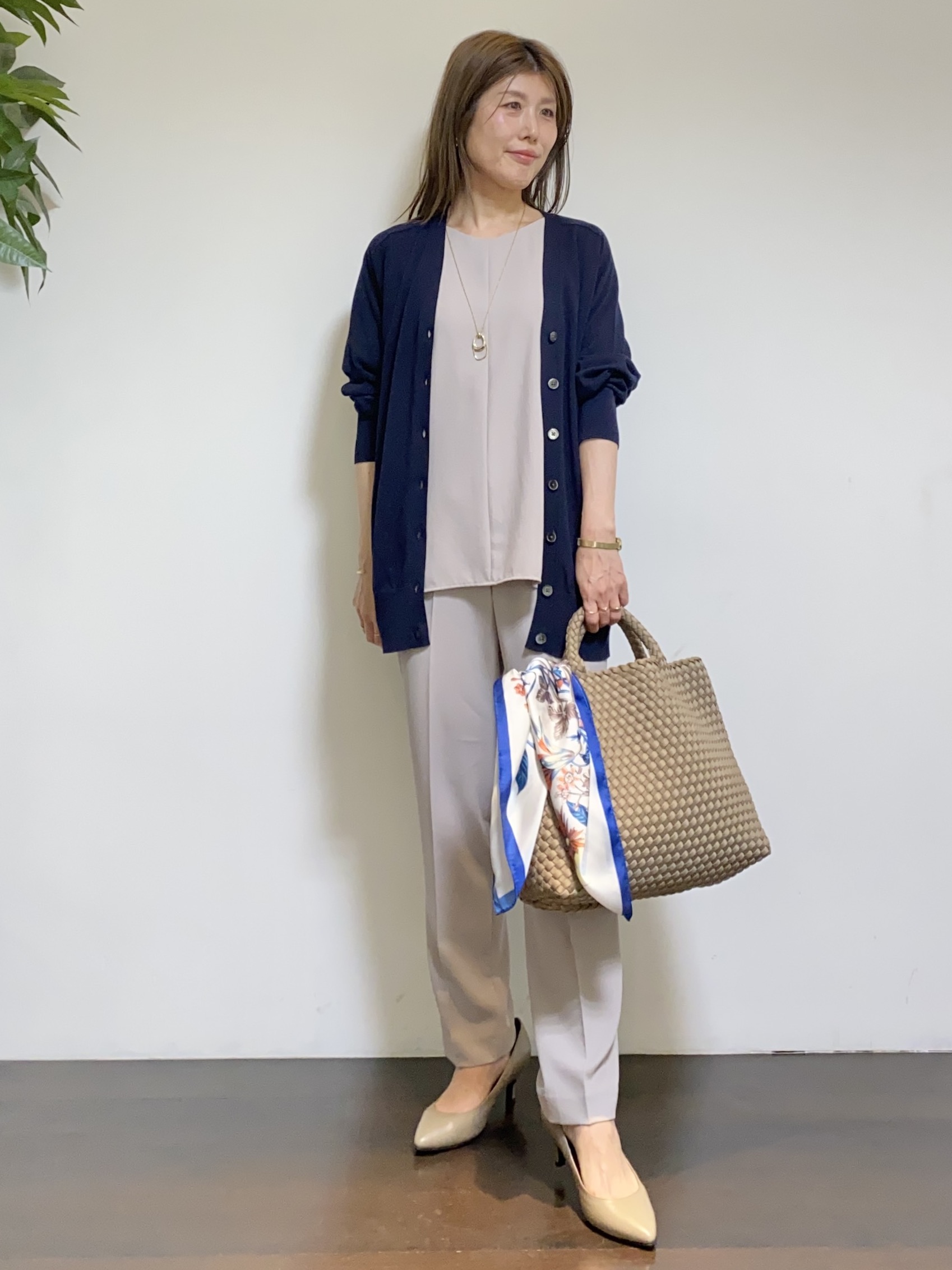 tomoさんの「UNTITLED｜【セットアップ可/洗える】シアーVネックカーディガン」を使ったコーディネート