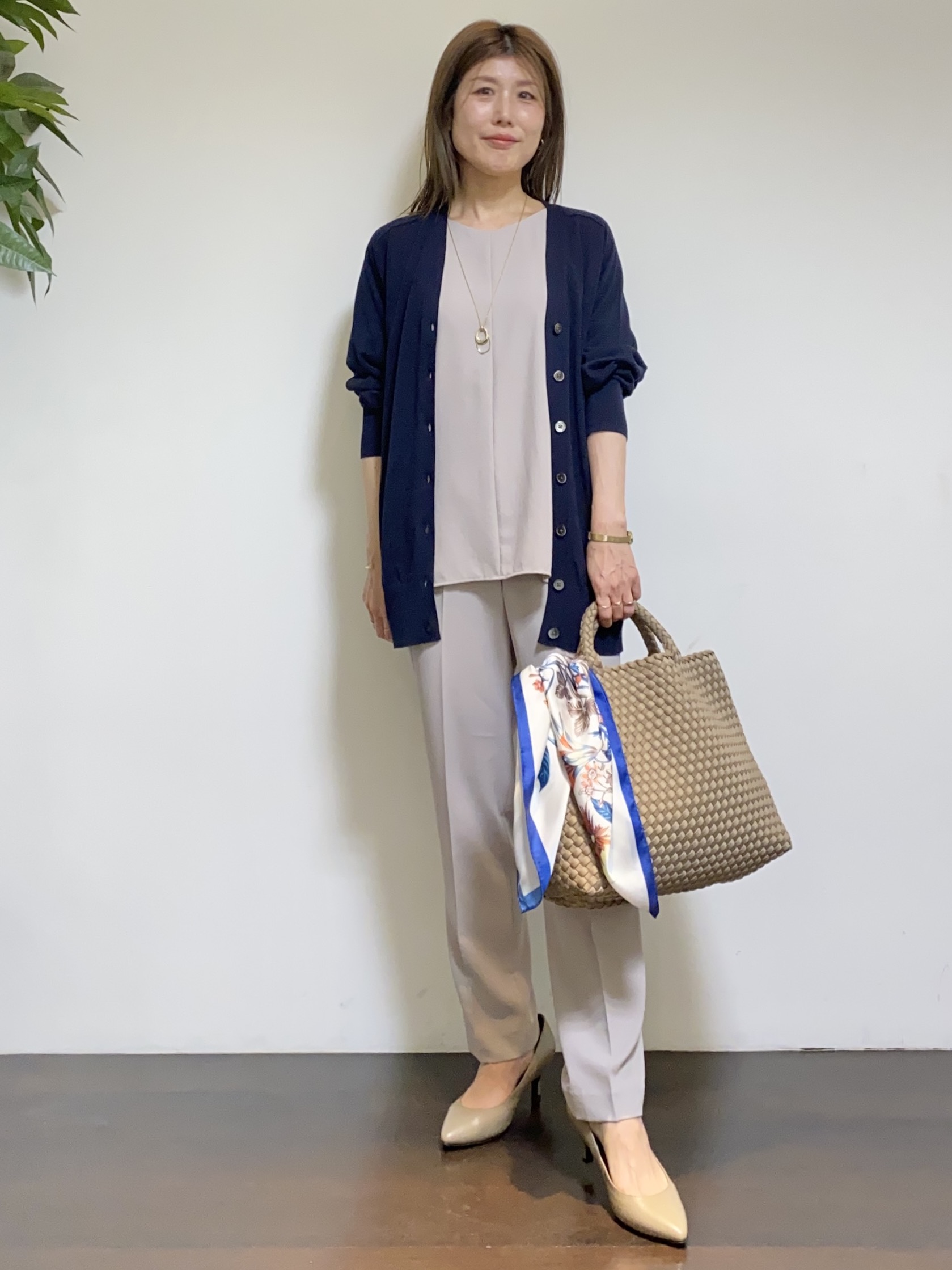 tomoさんの「UNTITLED｜【セットアップ可/洗える】シアーVネックカーディガン」を使ったコーディネート