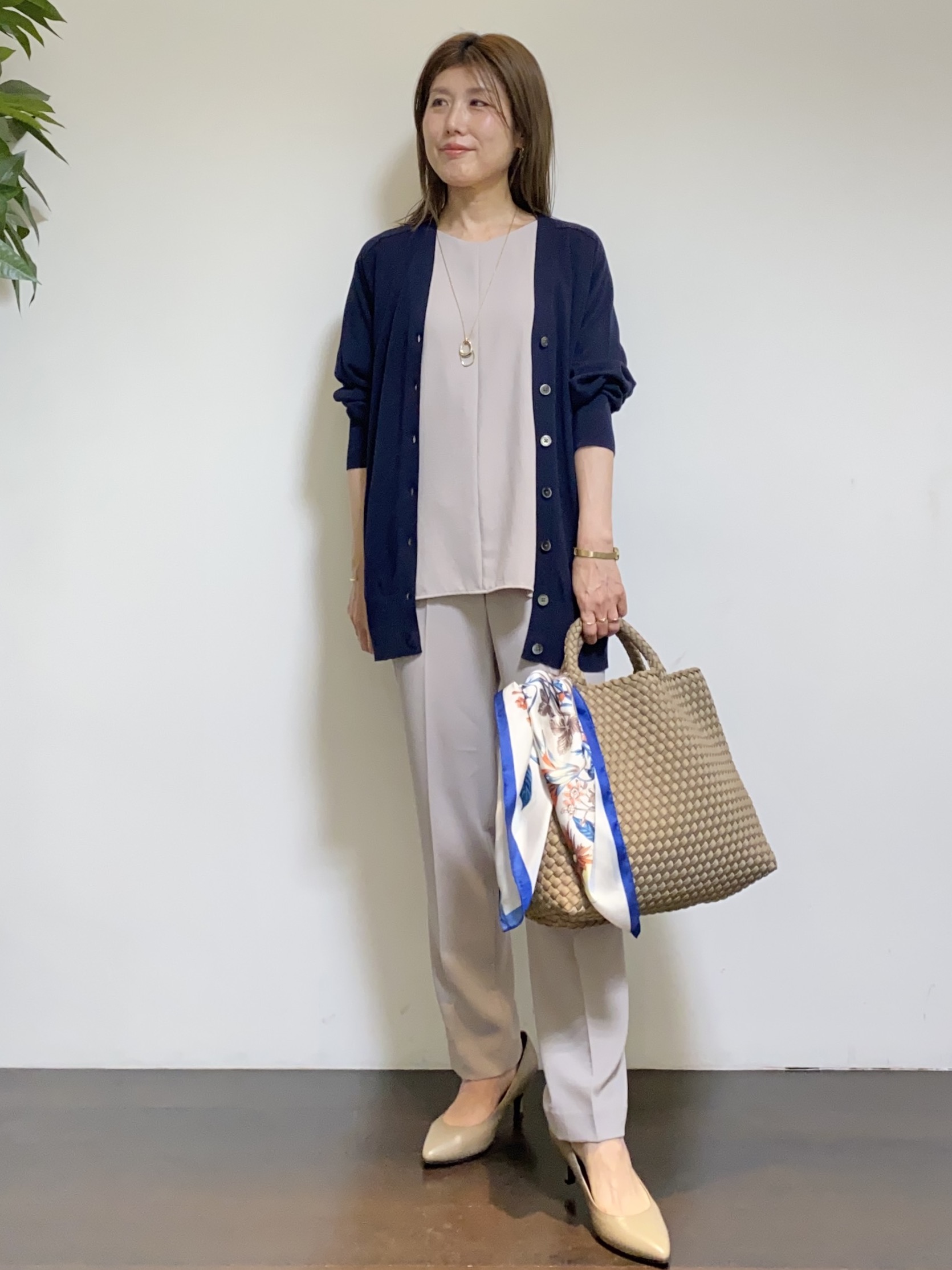 tomoさんの「UNTITLED｜【セットアップ可/洗える】シアーVネックカーディガン」を使ったコーディネート