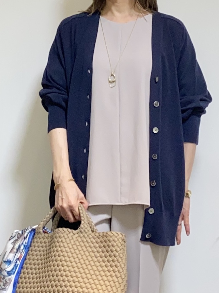 tomoさんの「UNTITLED｜【セットアップ可/洗える】シアーVネックカーディガン」を使ったコーディネート