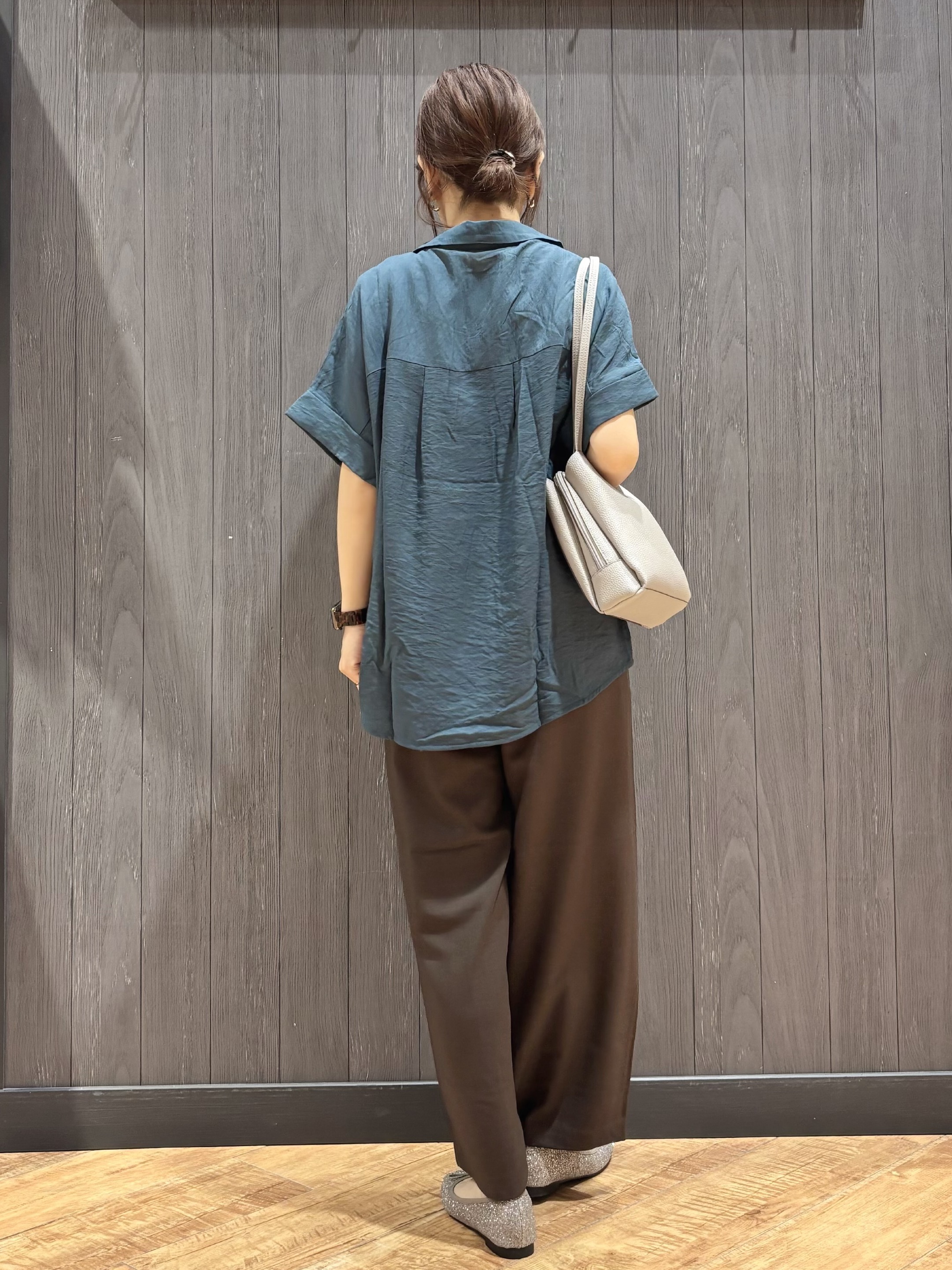 meiさんの「SHOO･LA･RUE｜【S-LL/洗濯機可】インせず着られる 裾タック スキッパーシャツ」を使ったコーディネート