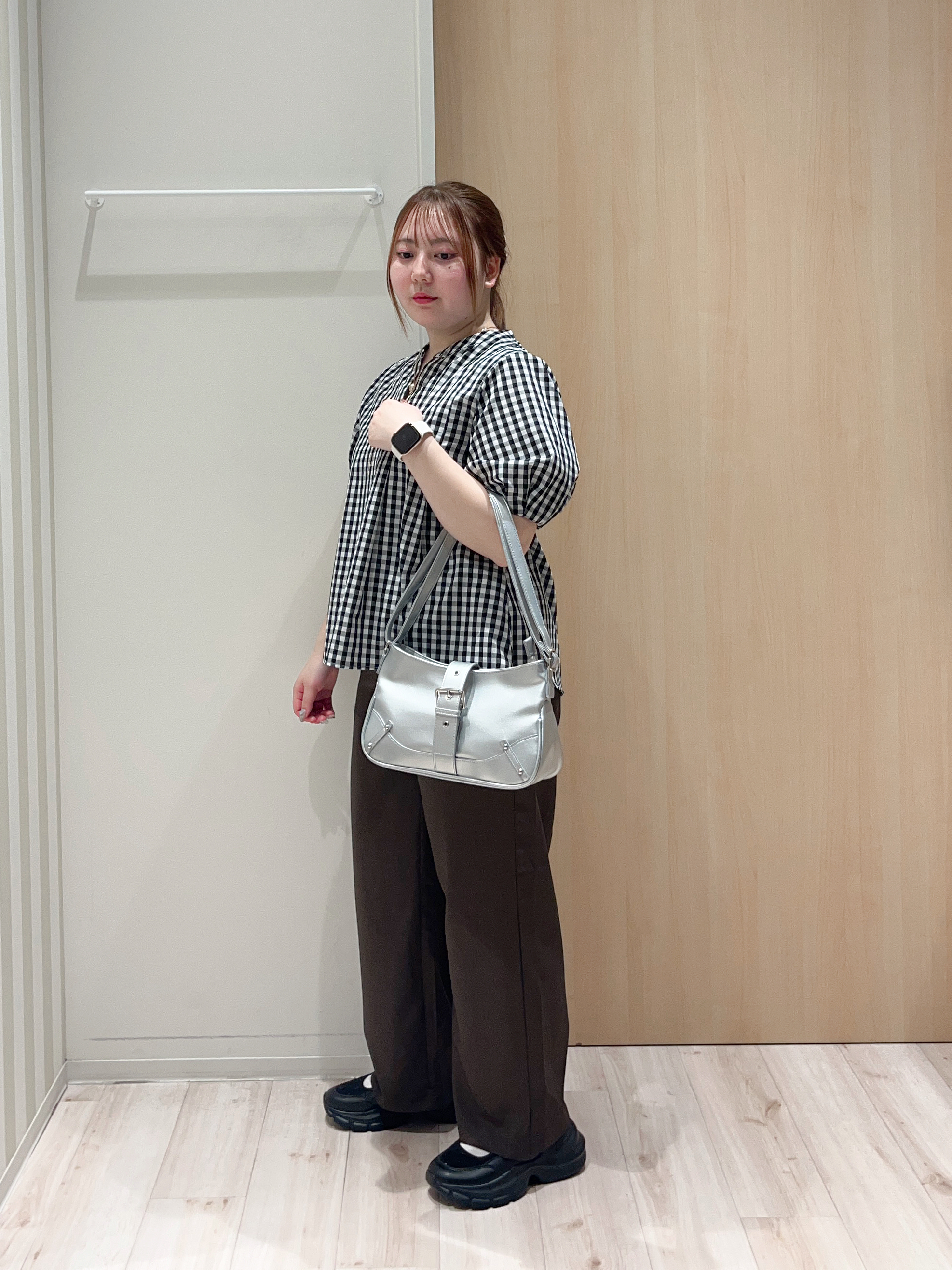 momoさんの「SHOO･LA･RUE｜【高レビュー/洗濯後しわになりにくい/インせず着られる】自然に体型カバー 麻調ペプラムブラウス」を使ったコーディネート