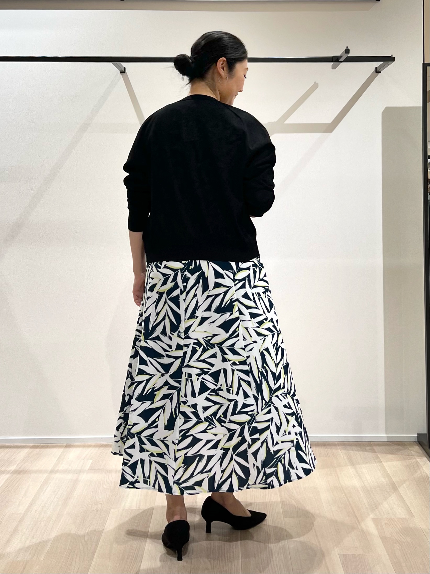 TOMOMIさんの「UNTITLED｜【アンサンブル可/日除け・冷房対策】シアーレーヨンZIPカーディガン」を使ったコーディネート