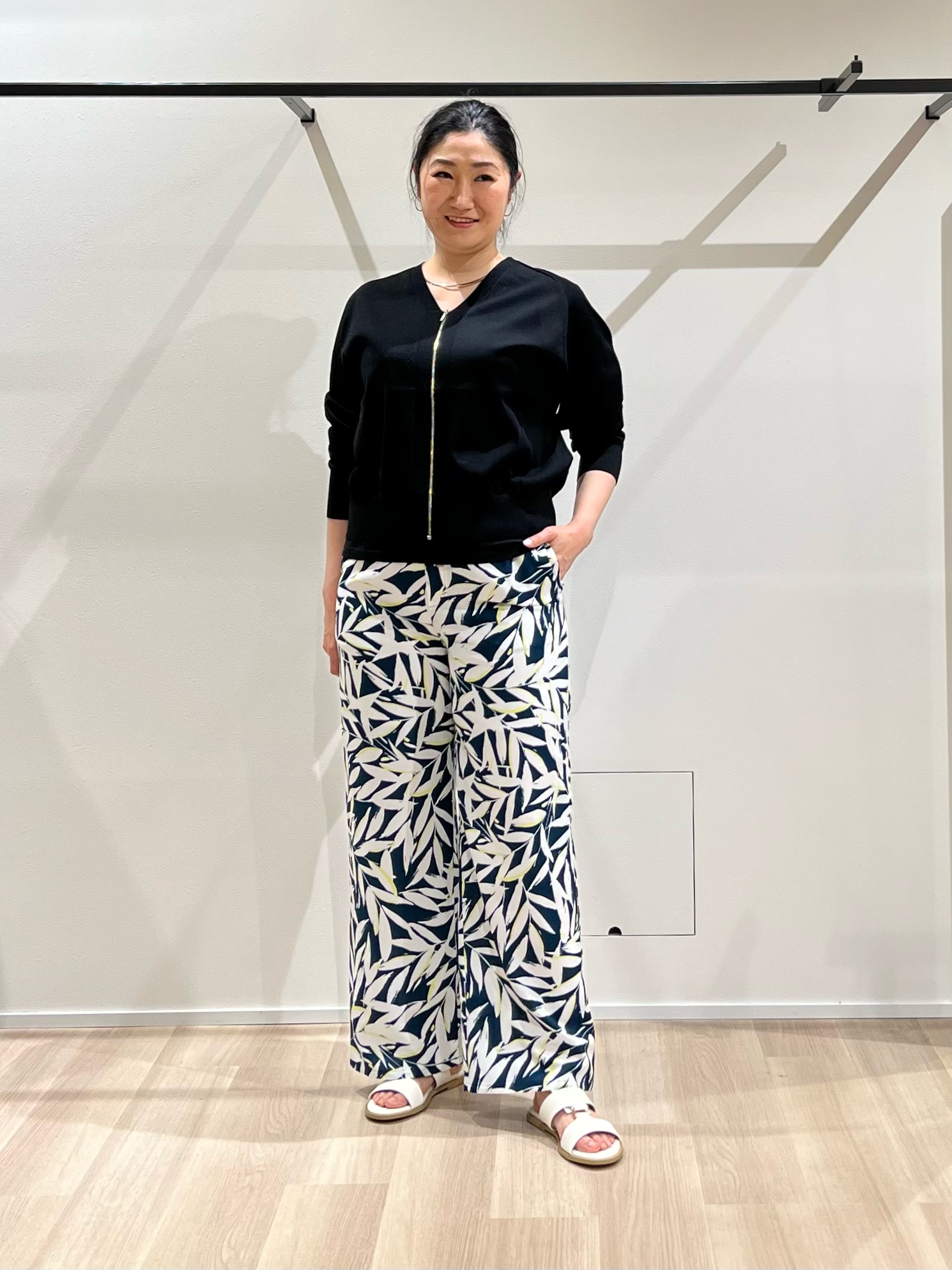 TOMOMIさんの「UNTITLED｜【アンサンブル可/日除け・冷房対策】シアーレーヨンZIPカーディガン」を使ったコーディネート
