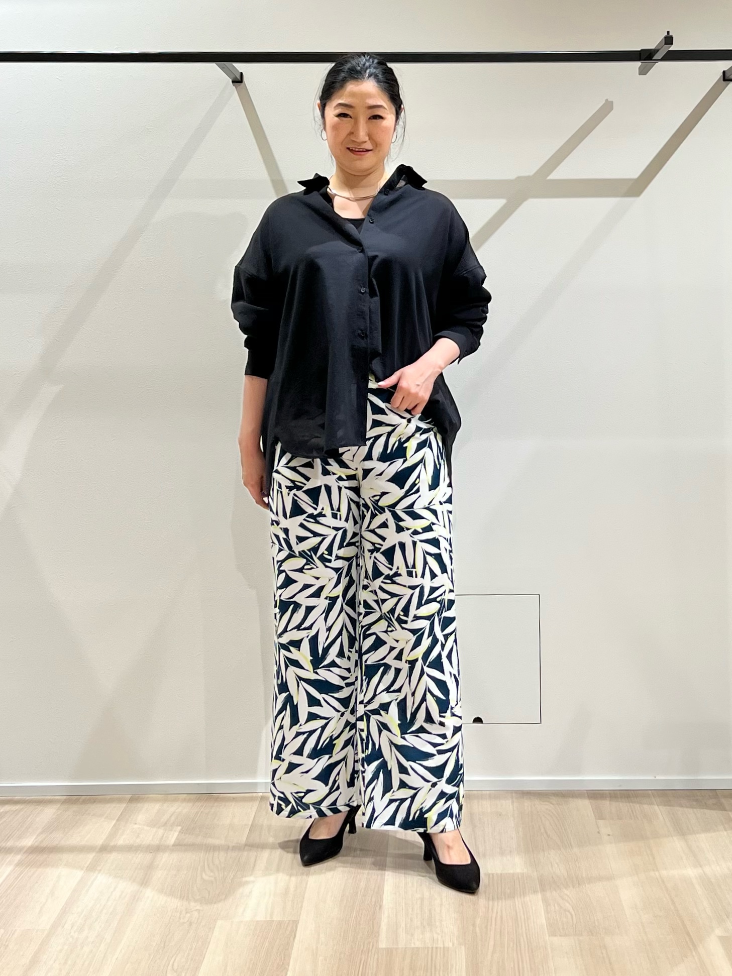 TOMOMIさんの「UNTITLED｜◆【2WAY/マシンウォッシャブル】カシュクールデザインシャツ」を使ったコーディネート