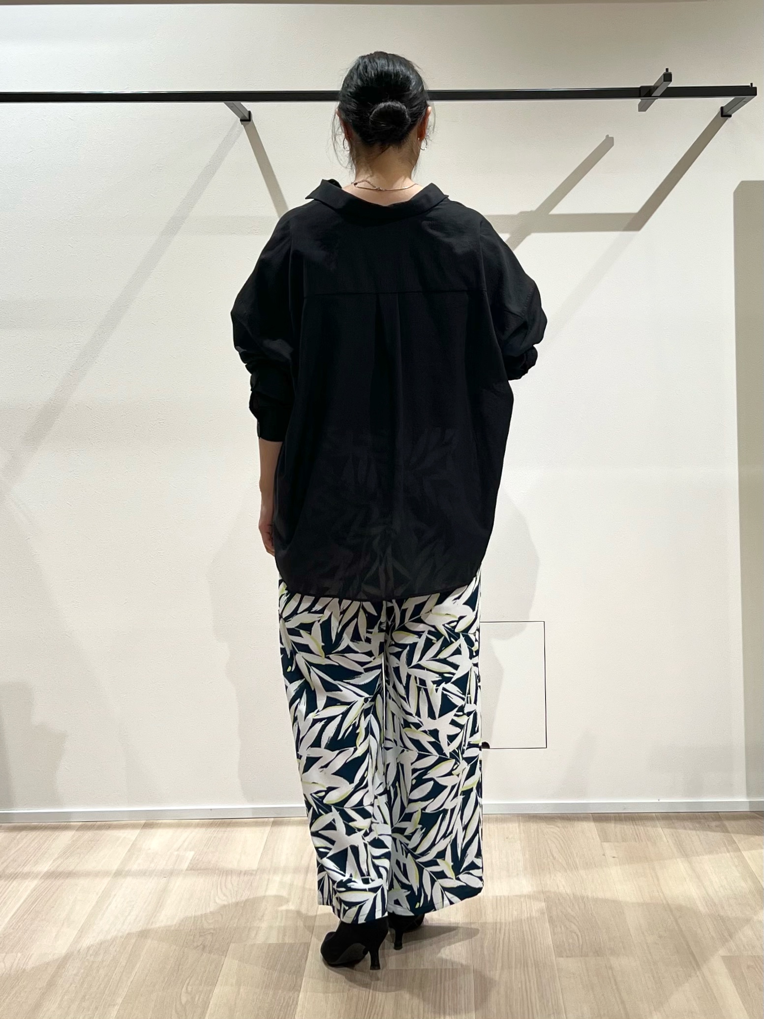 TOMOMIさんの「UNTITLED｜◆【2WAY/マシンウォッシャブル】カシュクールデザインシャツ」を使ったコーディネート