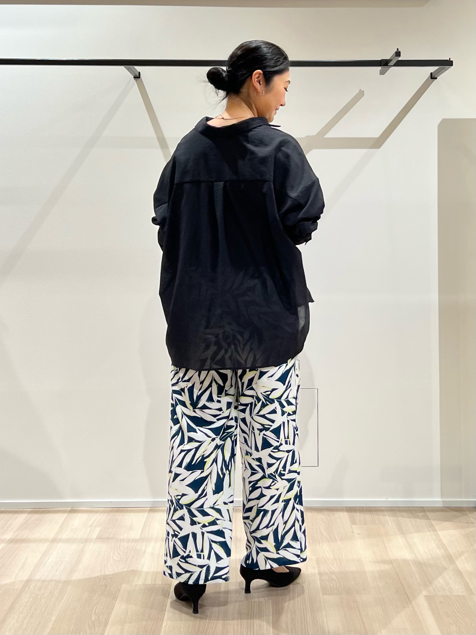 TOMOMIさんの「UNTITLED｜◆【2WAY/マシンウォッシャブル】カシュクールデザインシャツ」を使ったコーディネート