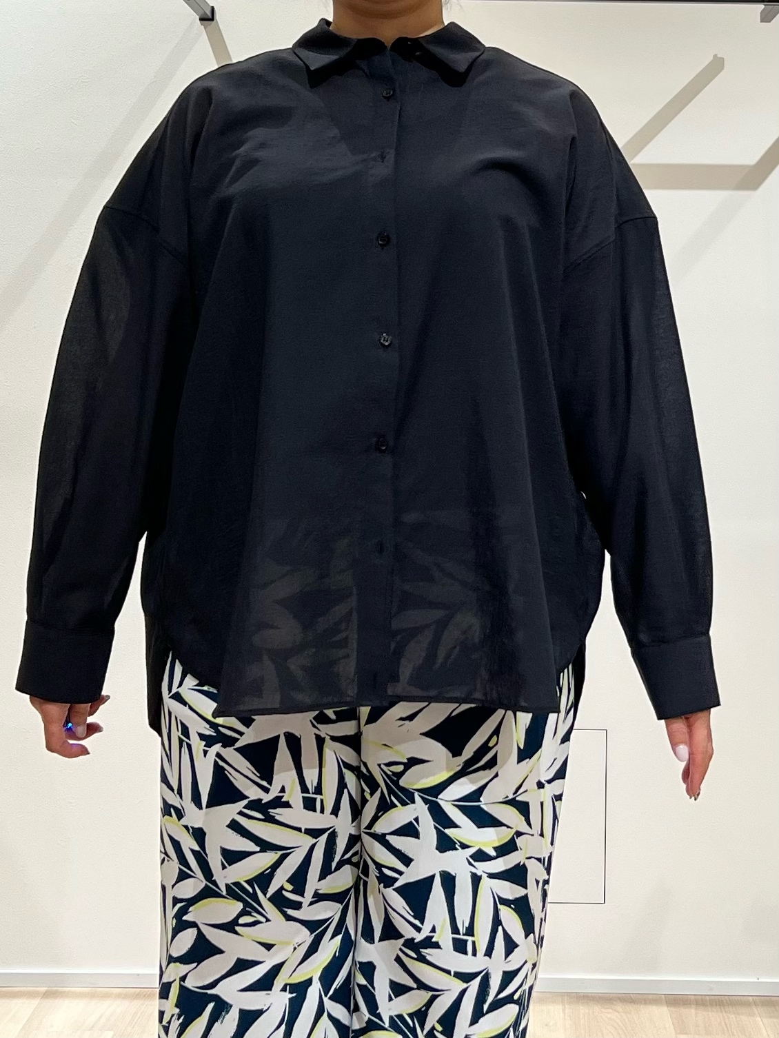 TOMOMIさんの「UNTITLED｜◆【2WAY/マシンウォッシャブル】カシュクールデザインシャツ」を使ったコーディネート