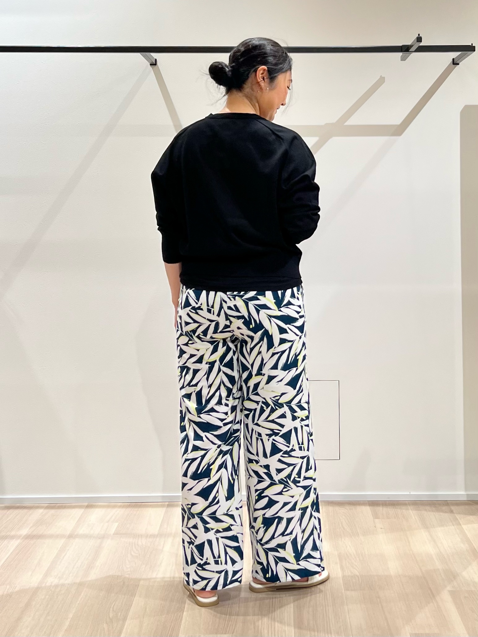TOMOMIさんの「UNTITLED｜【アンサンブル可/日除け・冷房対策】シアーレーヨンZIPカーディガン」を使ったコーディネート