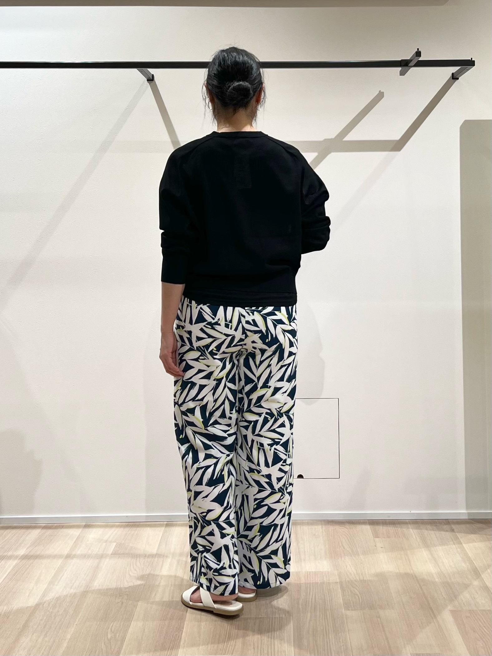 TOMOMIさんの「UNTITLED｜【アンサンブル可/日除け・冷房対策】シアーレーヨンZIPカーディガン」を使ったコーディネート
