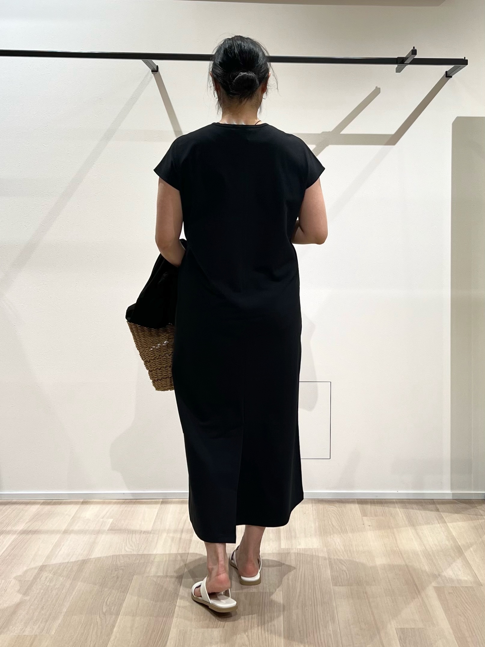 TOMOMIさんの「UNTITLED｜【接触冷感/UVカット/遮熱/抗菌防臭】ライトプレーティングワンピース」を使ったコーディネート
