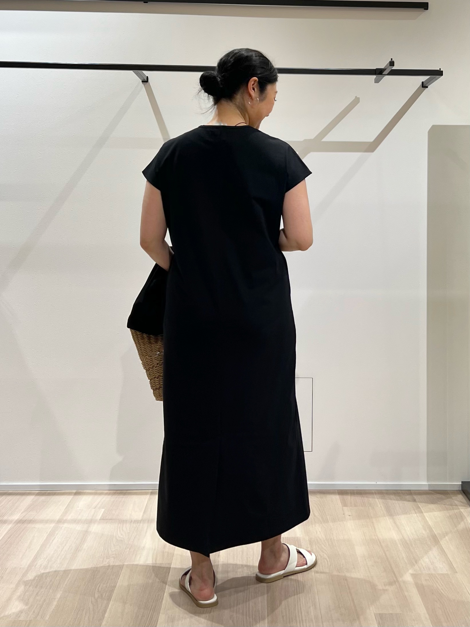TOMOMIさんの「UNTITLED｜【接触冷感/UVカット/遮熱/抗菌防臭】ライトプレーティングワンピース」を使ったコーディネート