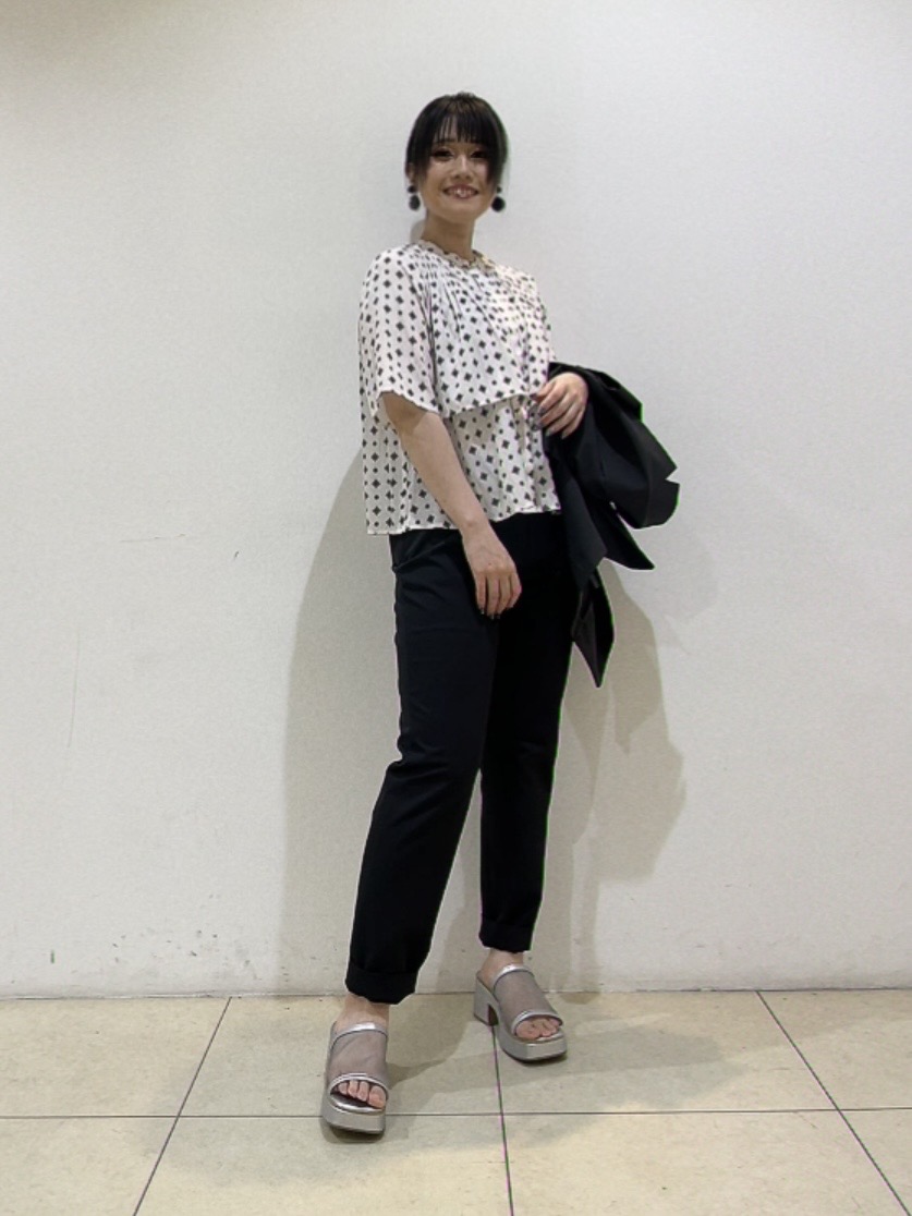 watanabeさんの「UNTITLED｜【洗える/きれいめ柄】コモンプリントブラウス」を使ったコーディネート