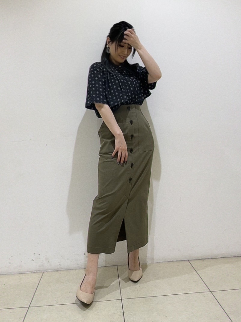 watanabeさんの「UNTITLED｜【洗える/きれいめ柄】コモンプリントブラウス」を使ったコーディネート