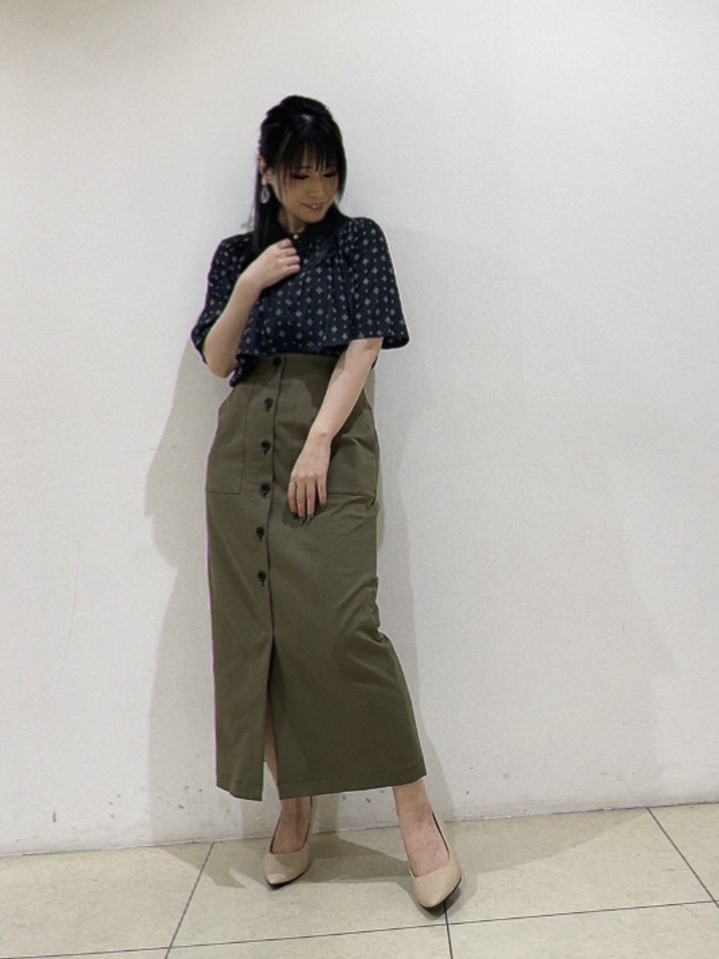 watanabeさんの「UNTITLED｜【洗える/きれいめ柄】コモンプリントブラウス」を使ったコーディネート