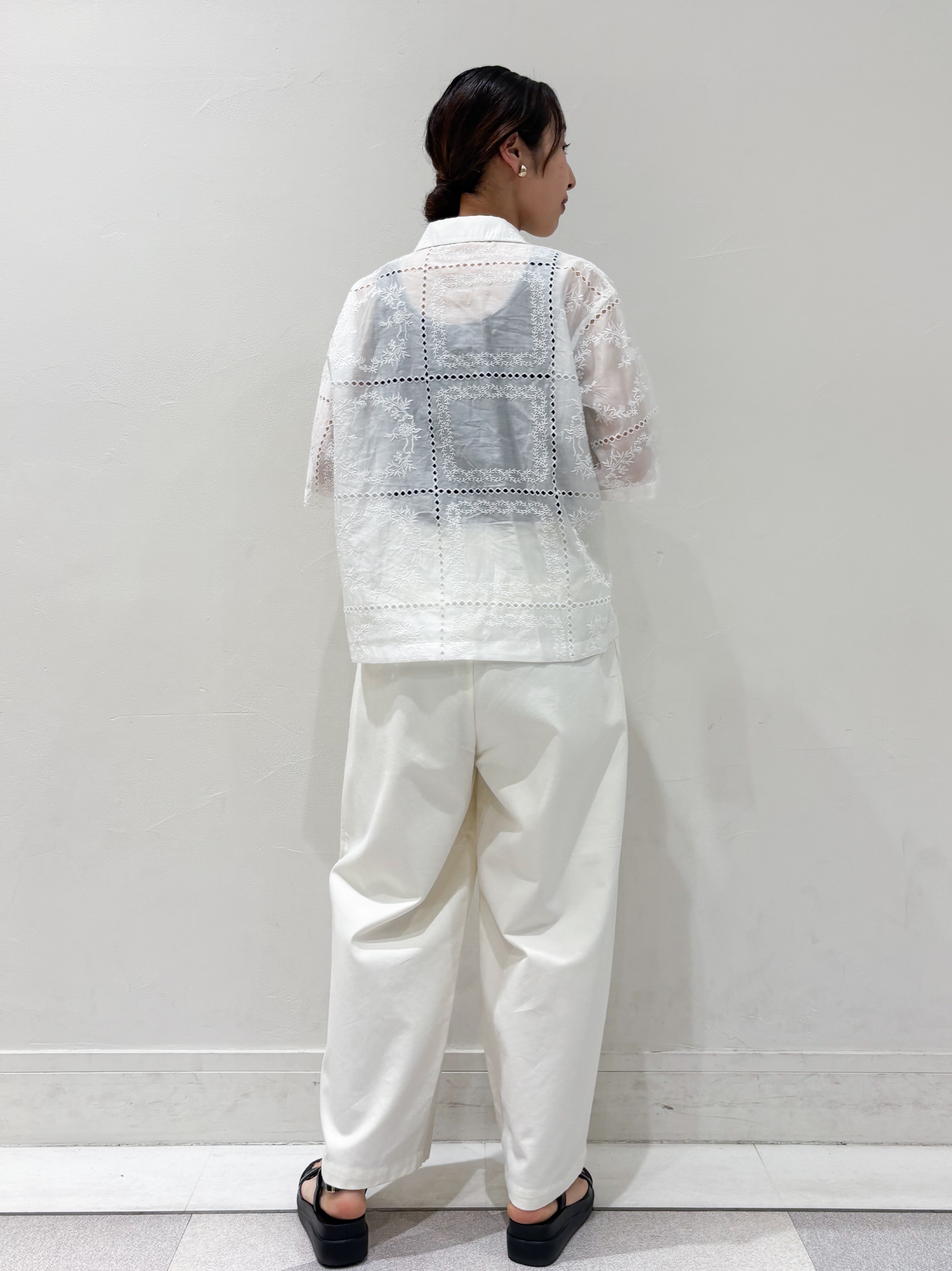 ちえさんの「OPAQUE.CLIP｜刺繍ハーフスリーブシャツ／セットアップ対応可【洗濯機OK】」を使ったコーディネート