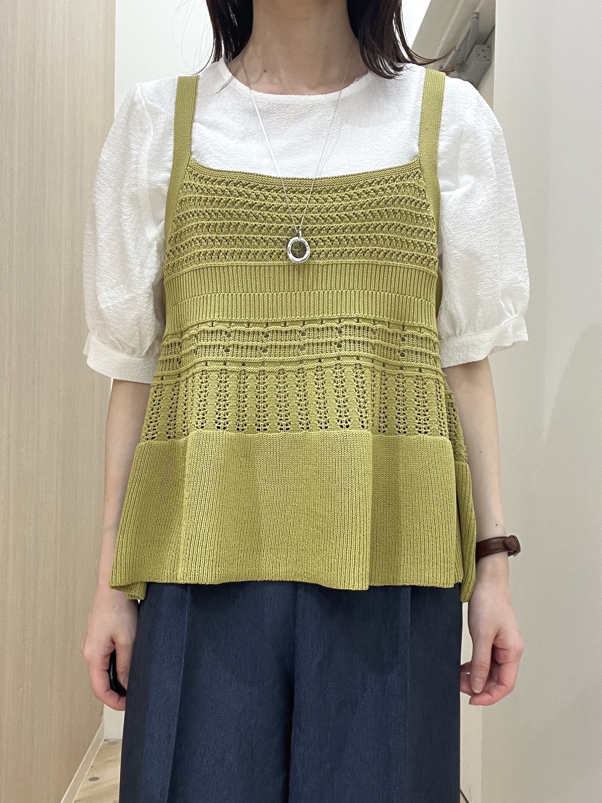  おまつさんの「grove｜【2点SET】着るだけで完成、透かし編みニットビスチェ&times;ブラウス」を使ったコーディネート