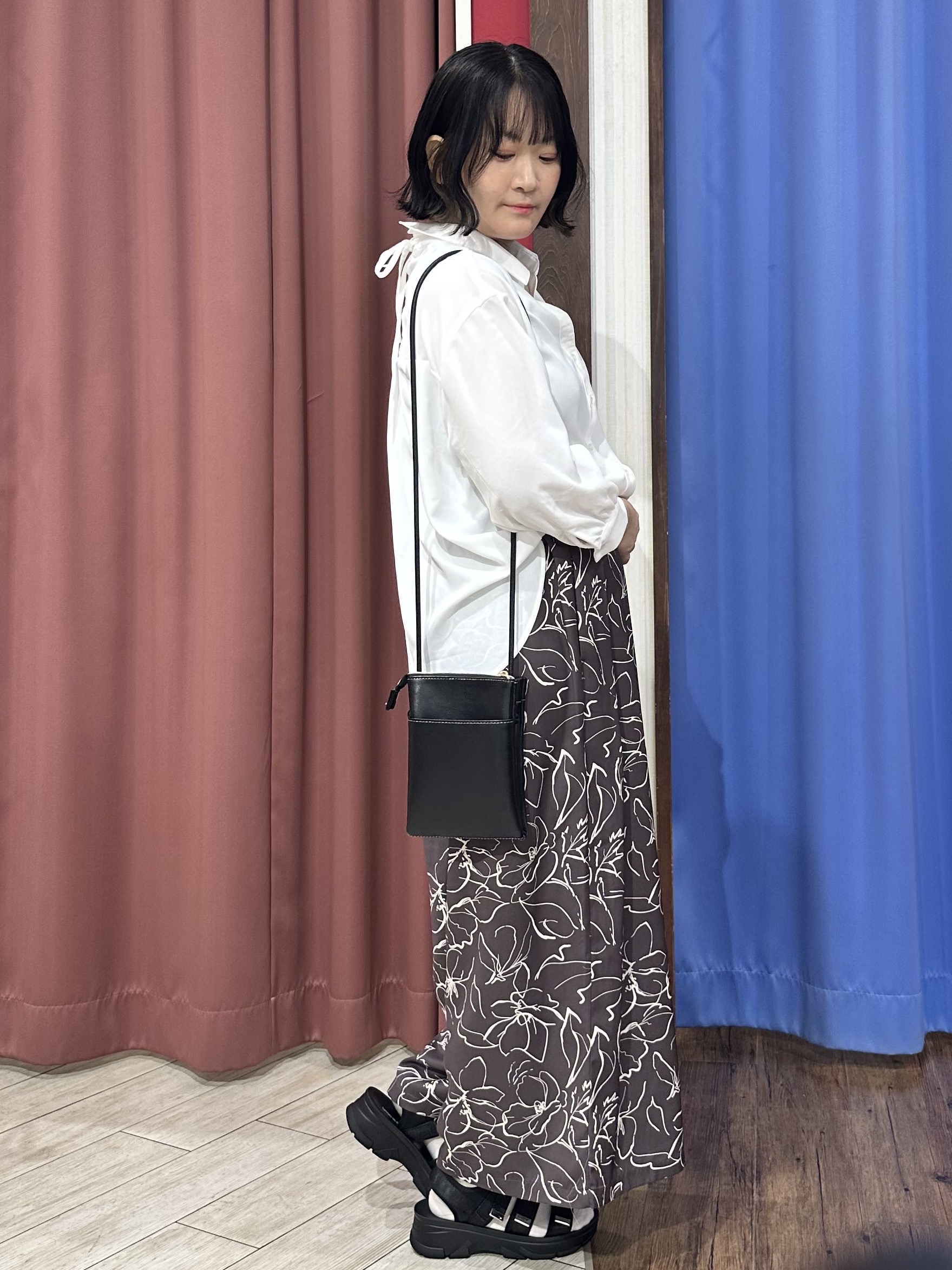 Meeさんの「SHOO･LA･RUE｜【洗濯機可】スクエアネックが小顔効果に　きらきらラメタンクトップ」を使ったコーディネート