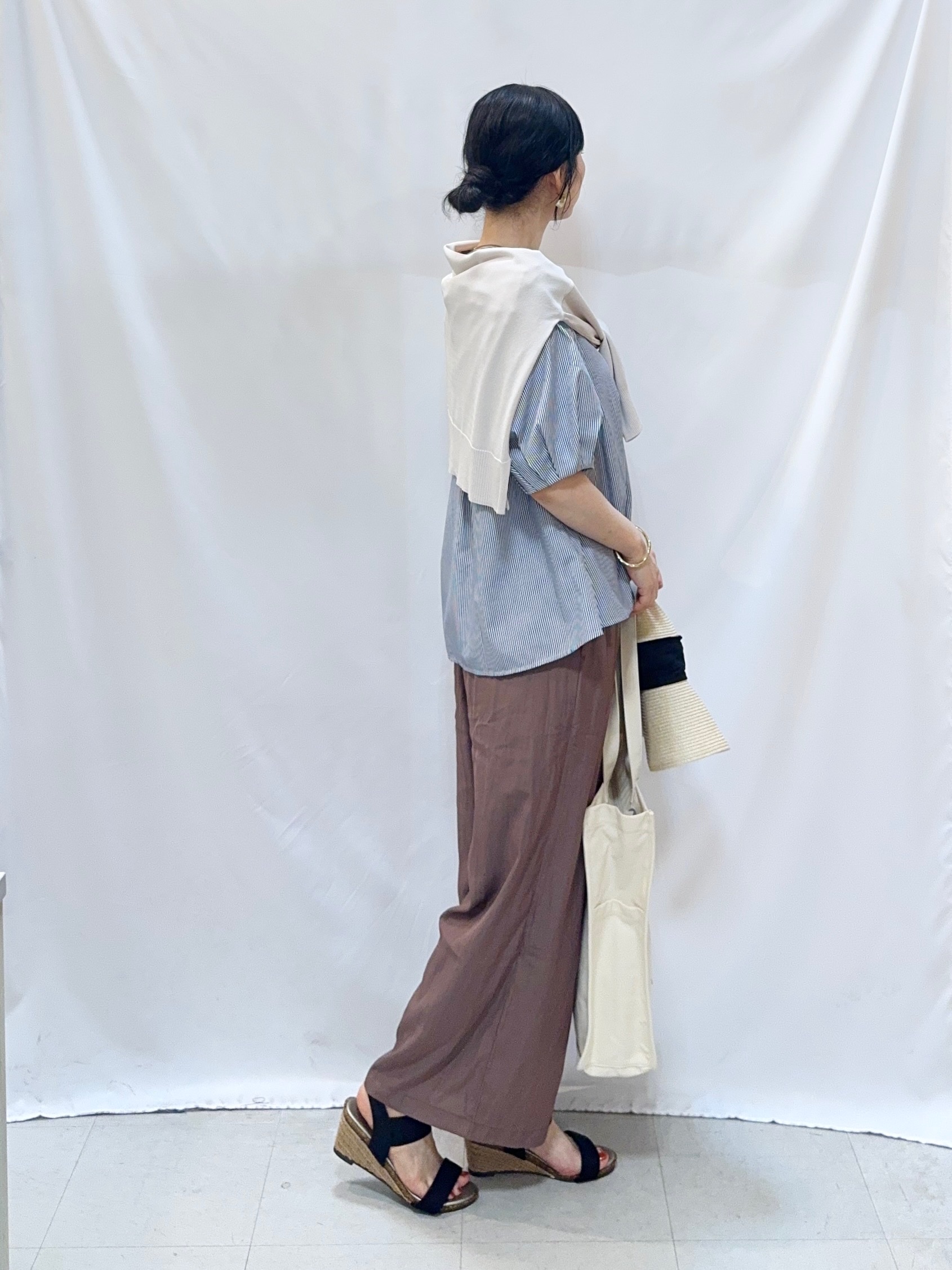 𝐇𝐢𝐫𝐨𝐦𝐢さんの「SHOO･LA･RUE｜【洗濯機可/UV】さらっとしたタッチが心地よい ショート丈 Vネックカーディガン」を使ったコーディネート