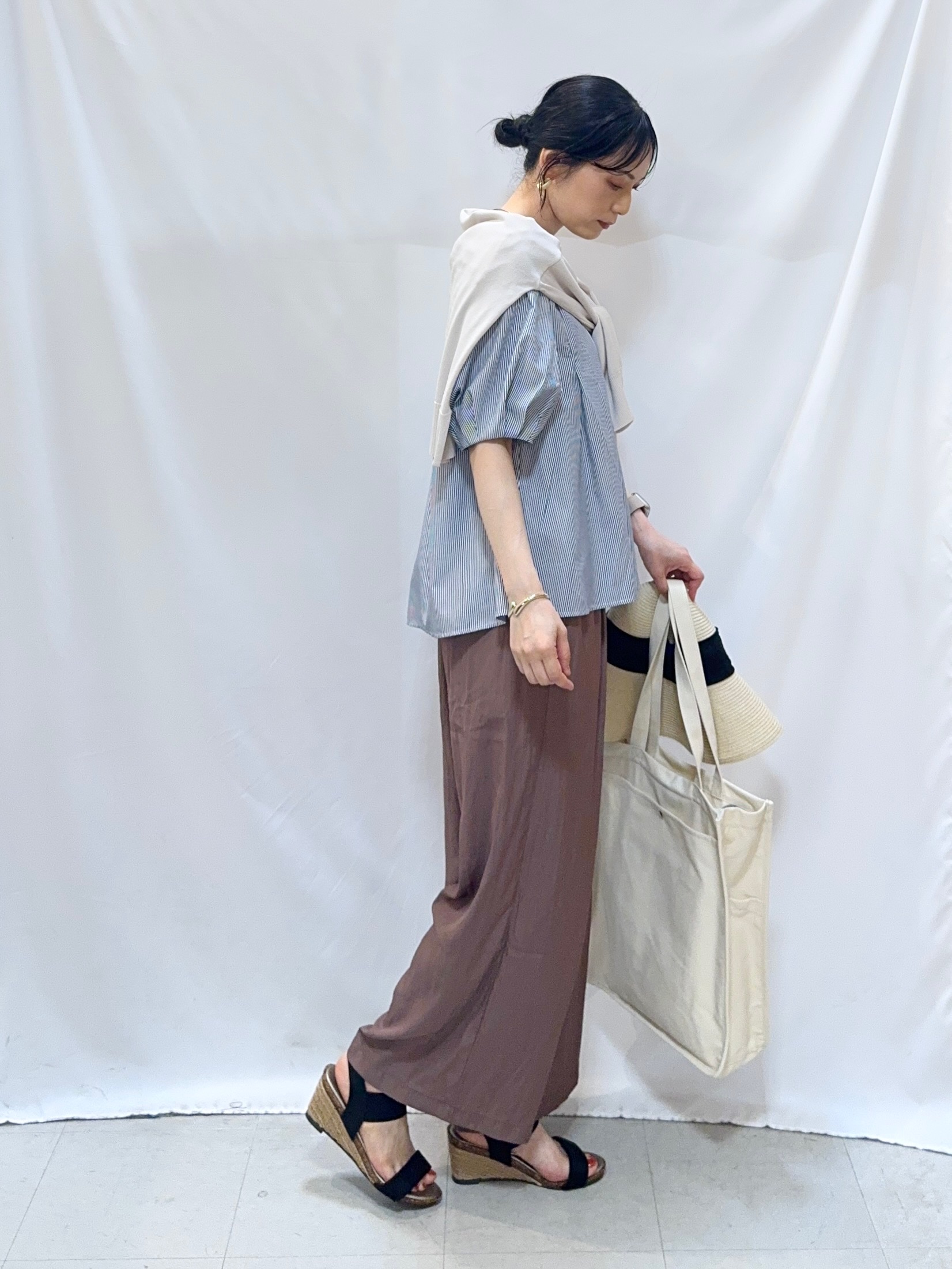 𝐇𝐢𝐫𝐨𝐦𝐢さんの「SHOO･LA･RUE｜【洗濯機可/UV】さらっとしたタッチが心地よい ショート丈 Vネックカーディガン」を使ったコーディネート