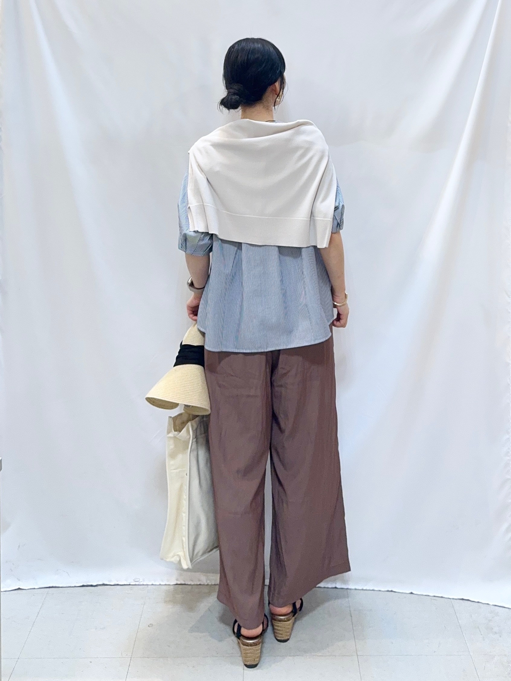 𝐇𝐢𝐫𝐨𝐦𝐢さんの「SHOO･LA･RUE｜【洗濯機可/UV】さらっとしたタッチが心地よい ショート丈 Vネックカーディガン」を使ったコーディネート