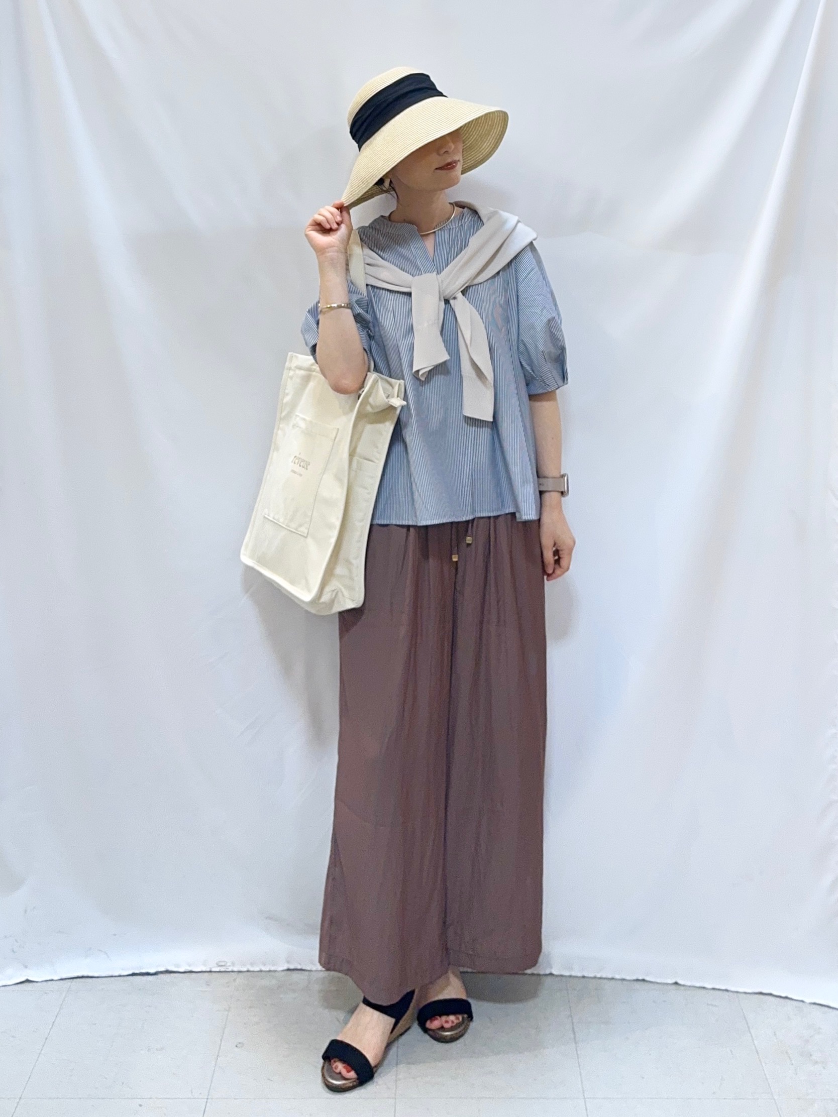 𝐇𝐢𝐫𝐨𝐦𝐢さんの「SHOO･LA･RUE｜【洗濯機可/UV】さらっとしたタッチが心地よい ショート丈 Vネックカーディガン」を使ったコーディネート