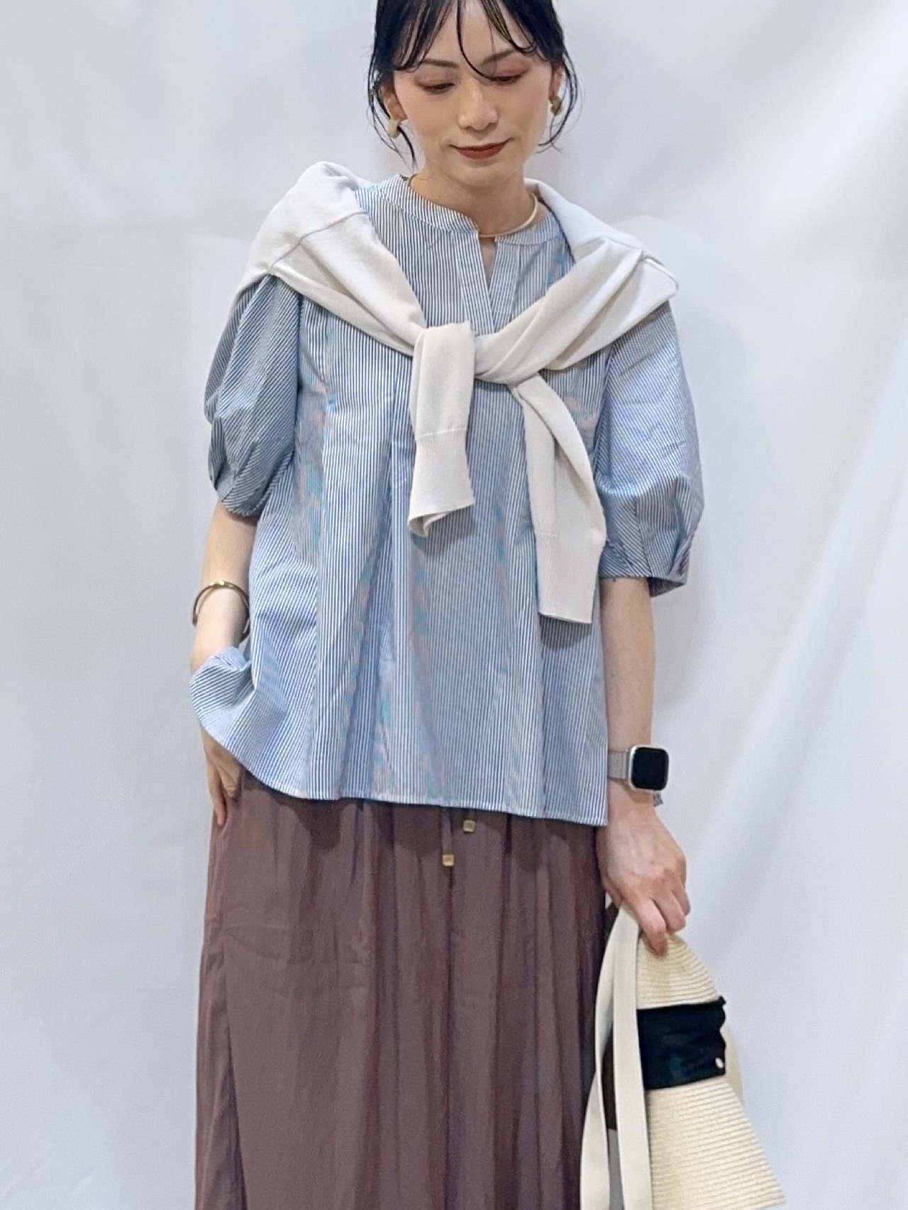 𝐇𝐢𝐫𝐨𝐦𝐢さんの「SHOO･LA･RUE｜【洗濯機可/UV】さらっとしたタッチが心地よい ショート丈 Vネックカーディガン」を使ったコーディネート