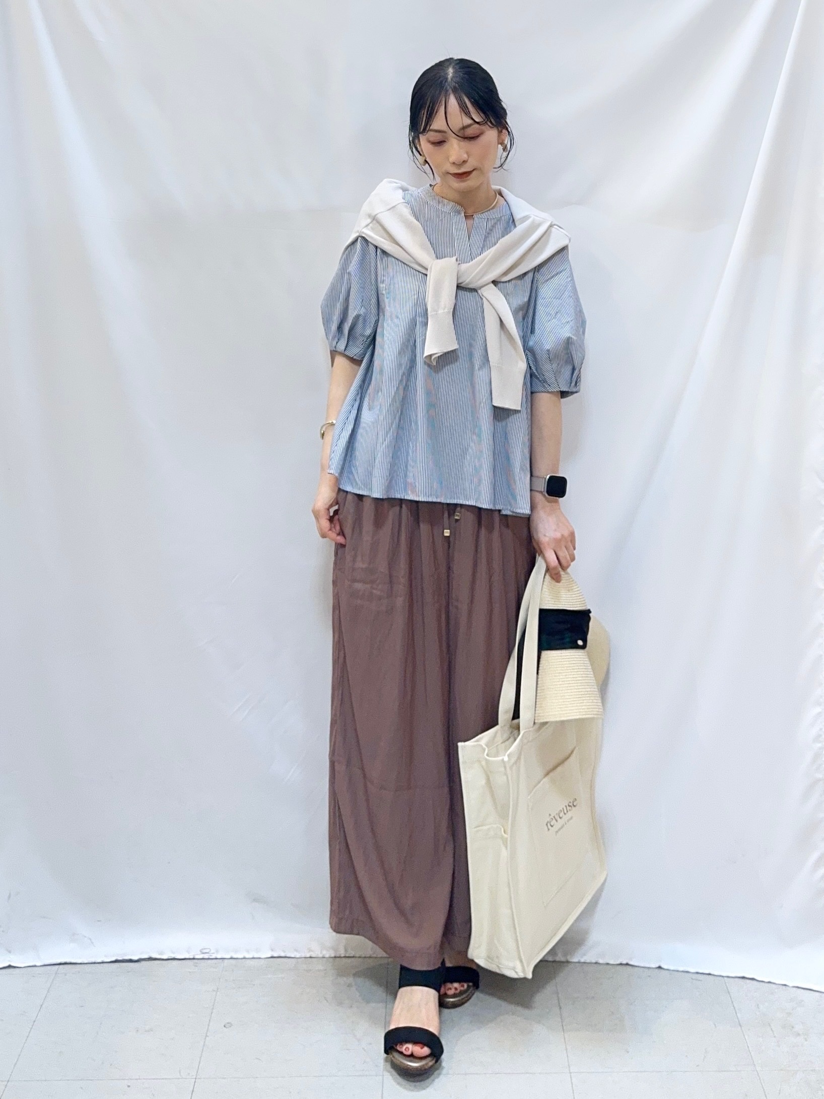𝐇𝐢𝐫𝐨𝐦𝐢さんの「SHOO･LA･RUE｜【洗濯機可/UV】さらっとしたタッチが心地よい ショート丈 Vネックカーディガン」を使ったコーディネート