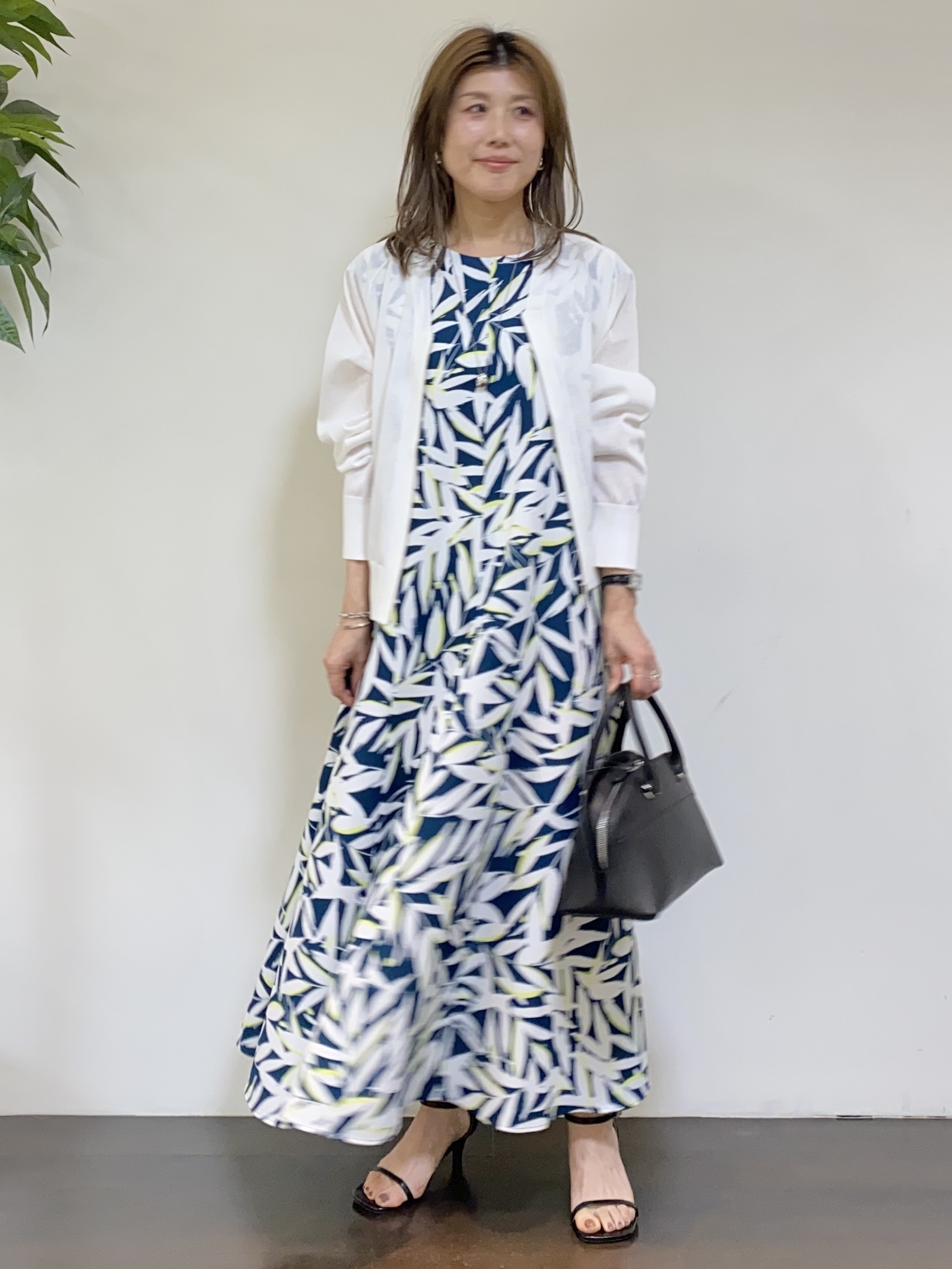 tomoさんの「UNTITLED｜【アンサンブル可/日除け・冷房対策】シアーレーヨンZIPカーディガン」を使ったコーディネート
