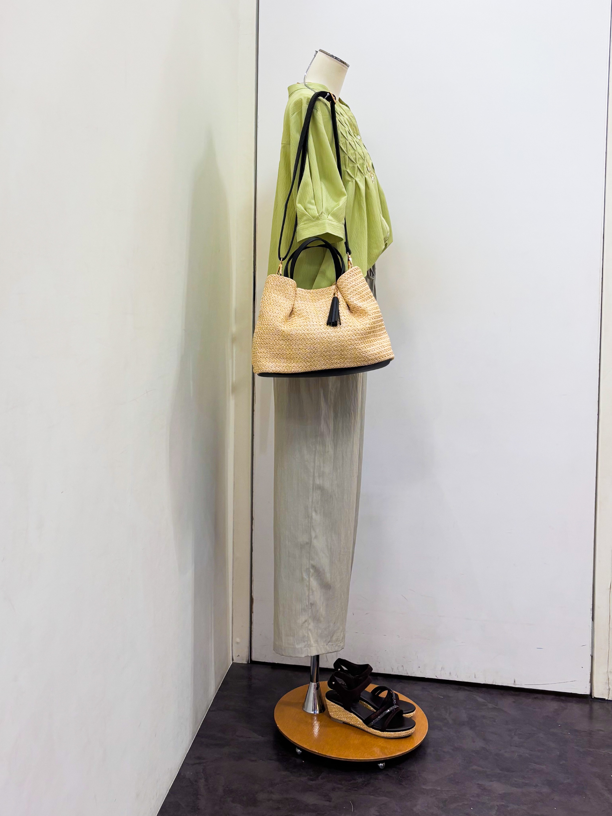 yukariさんの「grove｜【貴島明日香さん着用/体型カバー】ON・OFF使えるスモッキングタックブラウス」を使ったコーディネート