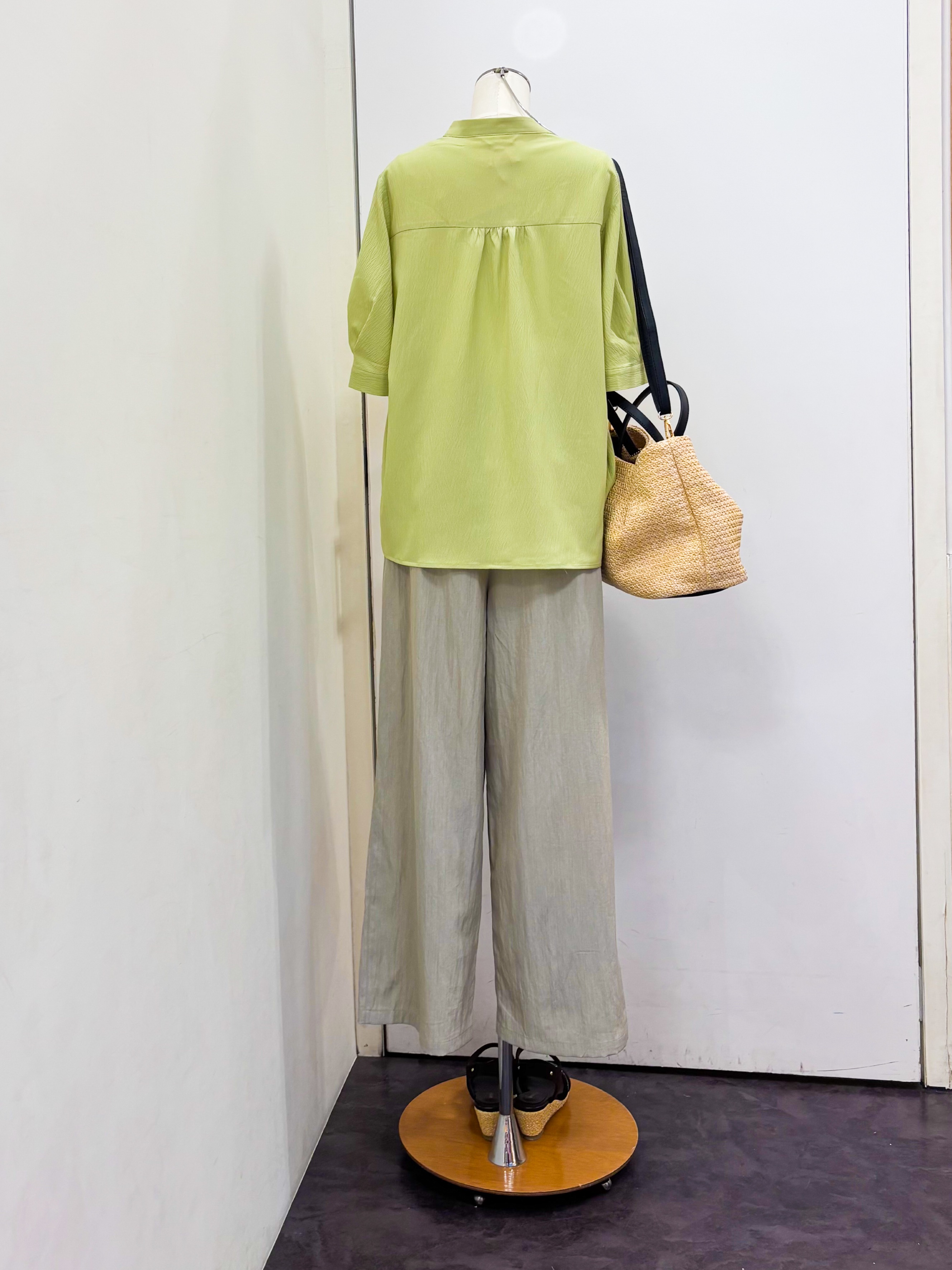 yukariさんの「grove｜【貴島明日香さん着用/体型カバー】ON・OFF使えるスモッキングタックブラウス」を使ったコーディネート