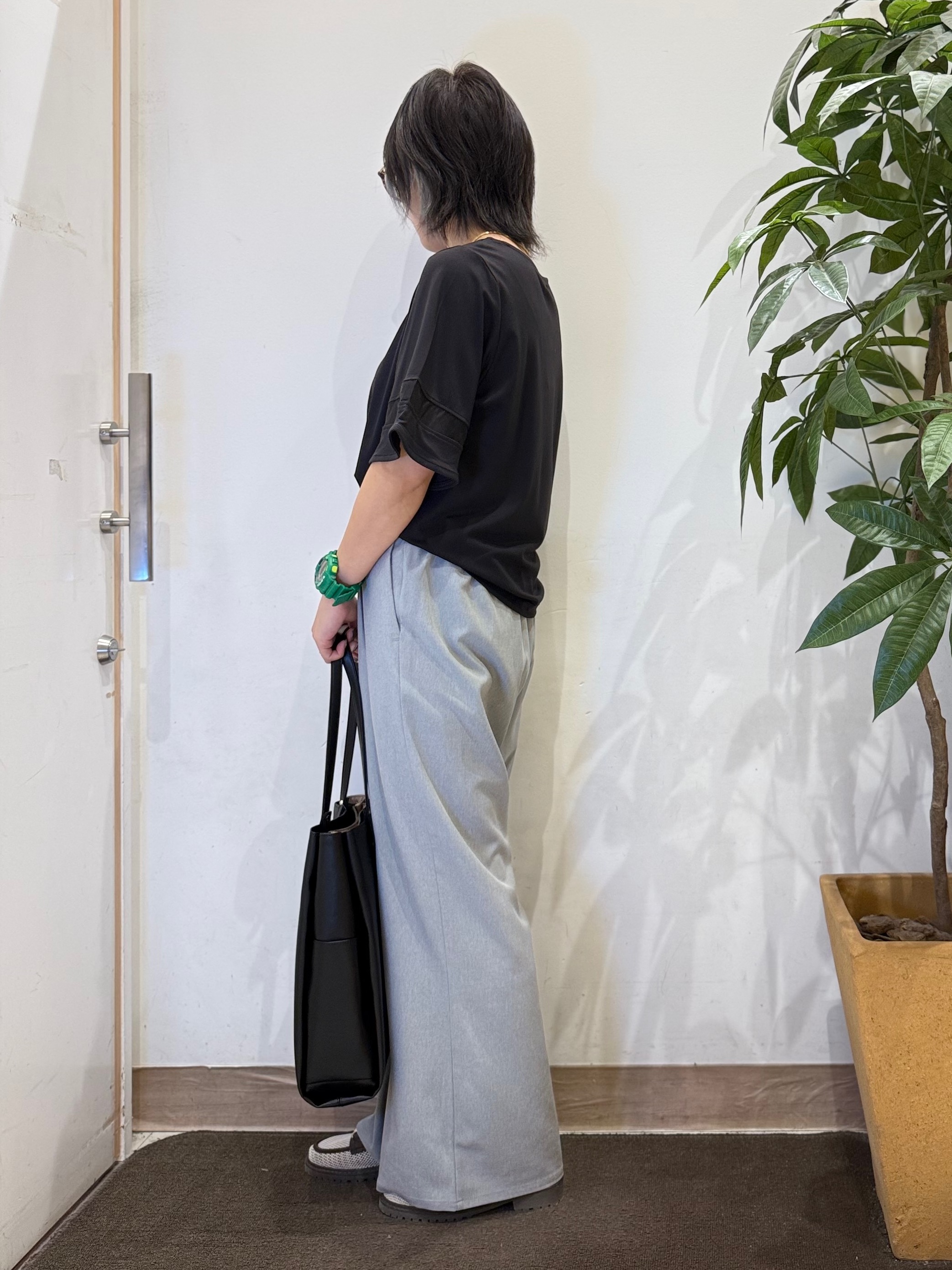 misakiさんの「SHOO･LA･RUE｜【洗濯機後しわになりにくい/S-LL】お袖のシアーで抜け感プラス 二の腕隠せるフレアスリーブトップス」を使ったコーディネート