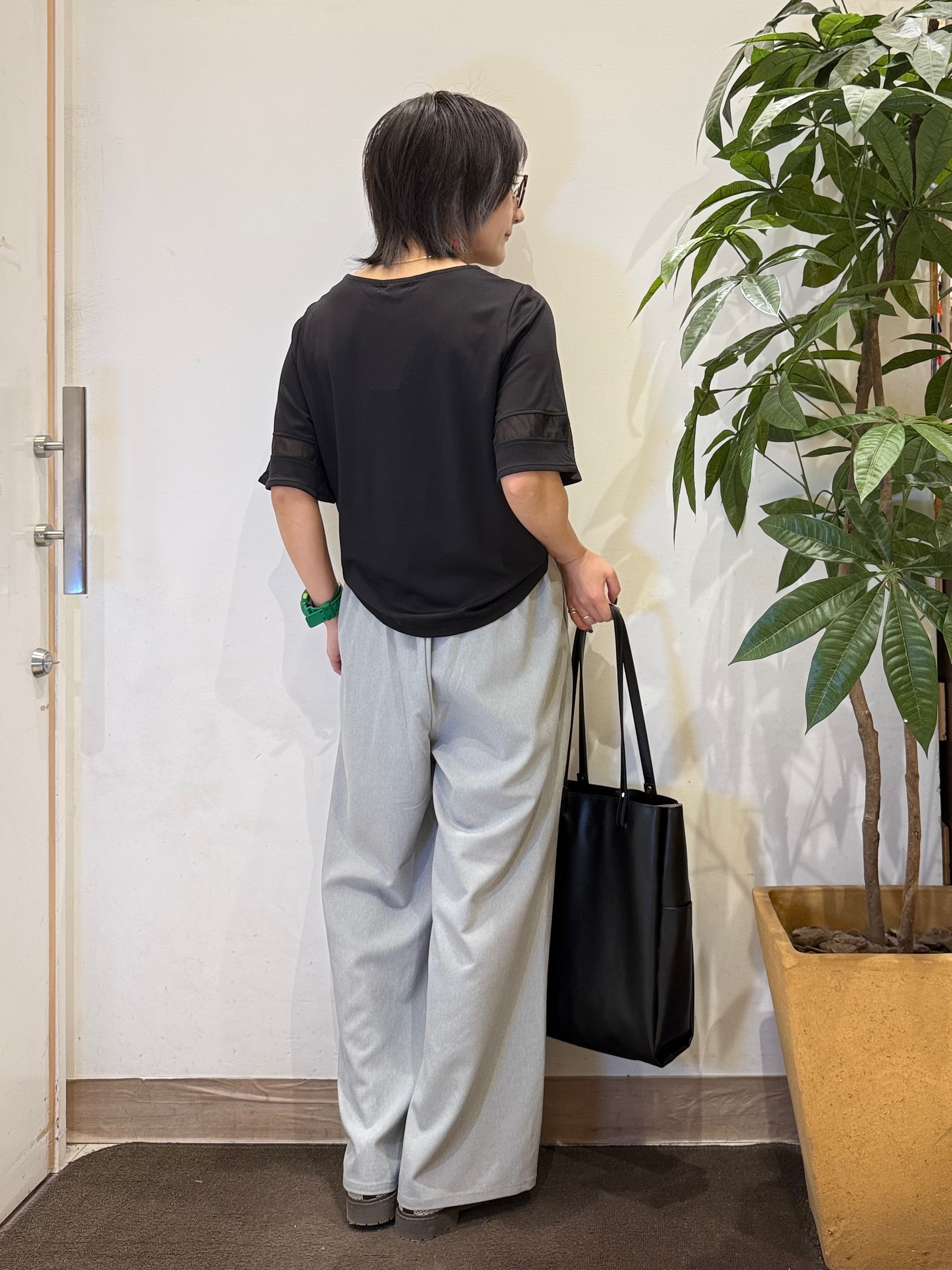 misakiさんの「SHOO･LA･RUE｜【洗濯機後しわになりにくい/S-LL】お袖のシアーで抜け感プラス 二の腕隠せるフレアスリーブトップス」を使ったコーディネート