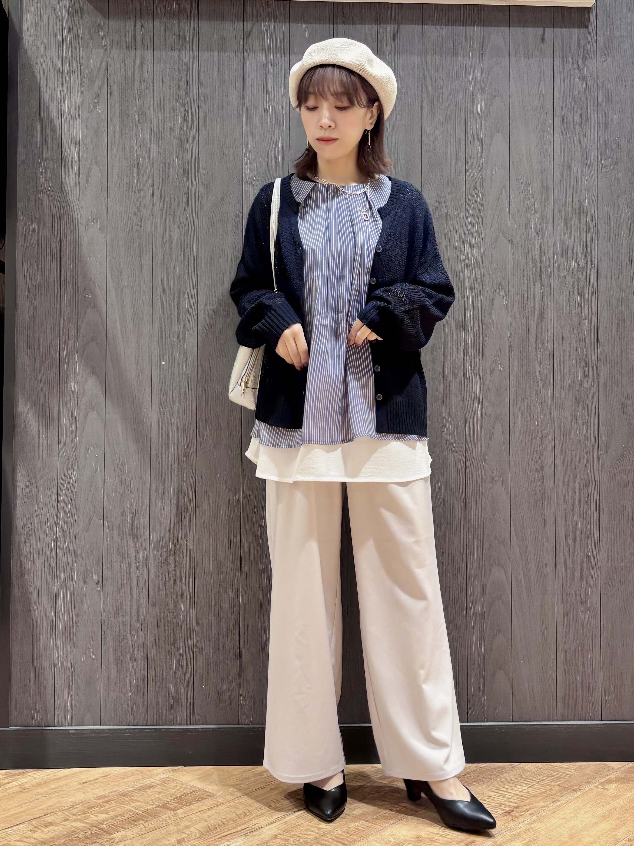 meiさんの「SHOO･LA･RUE｜【洗濯機可/S-LL】キーネックでお顔周りすっきり ざっくり編みカーディガン」を使ったコーディネート